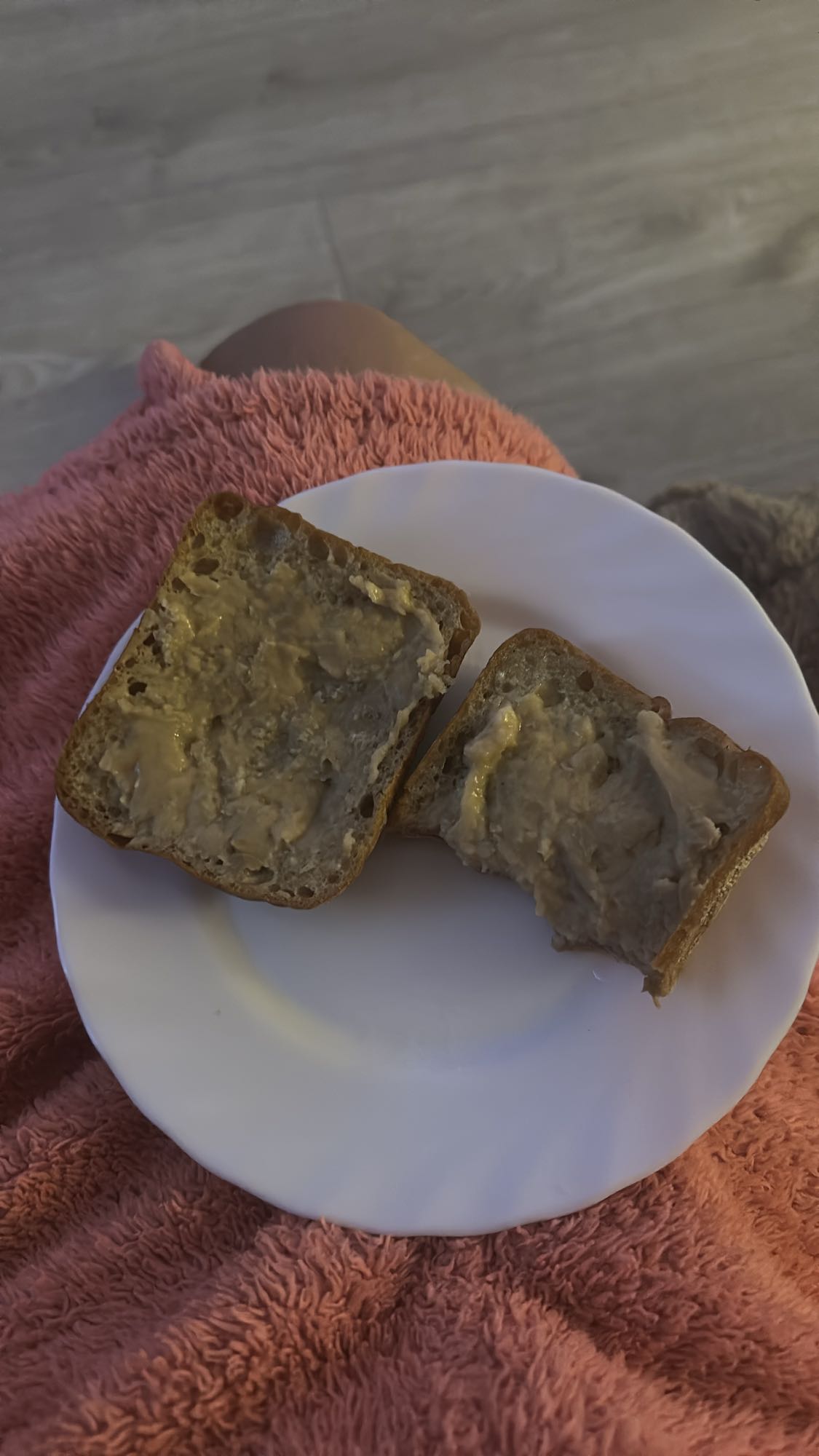 Chleb z masłem orzechowym