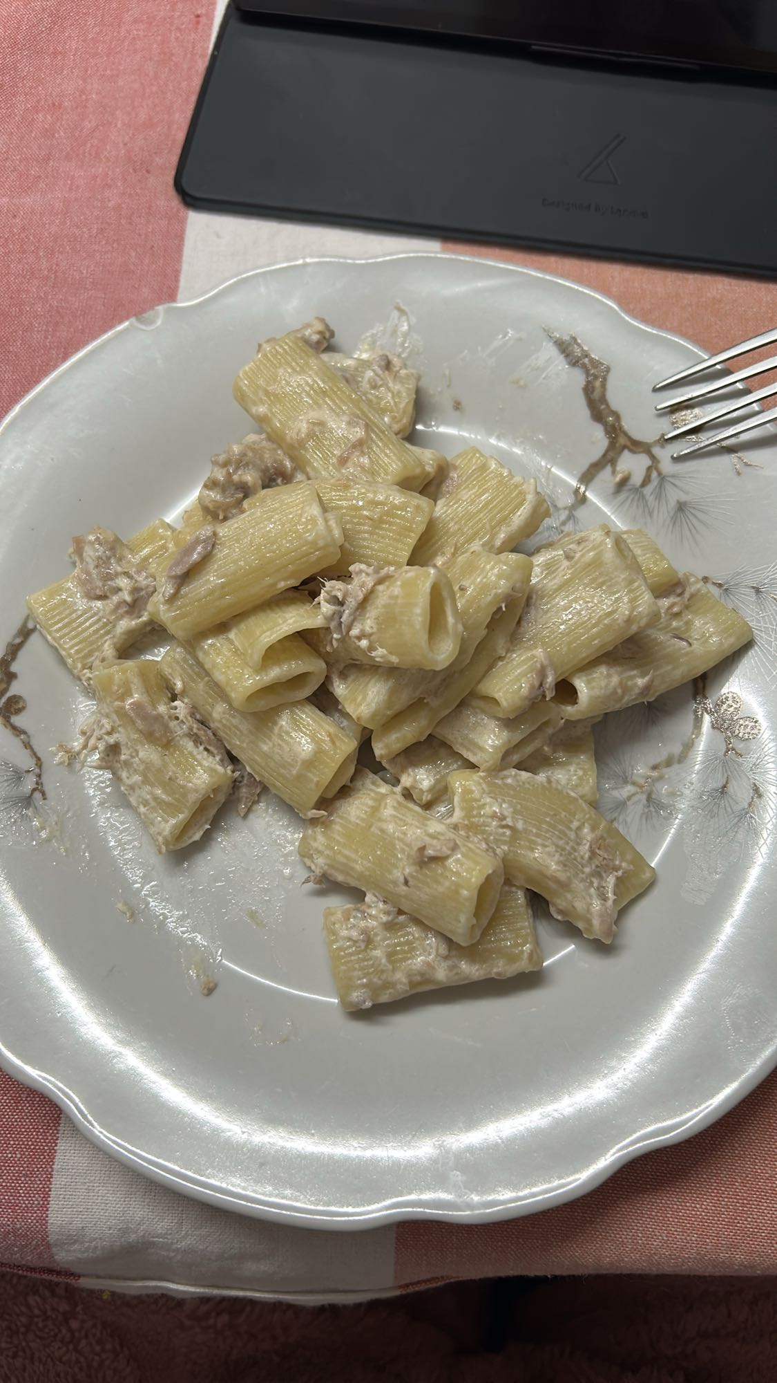 Pasta con atún y crema