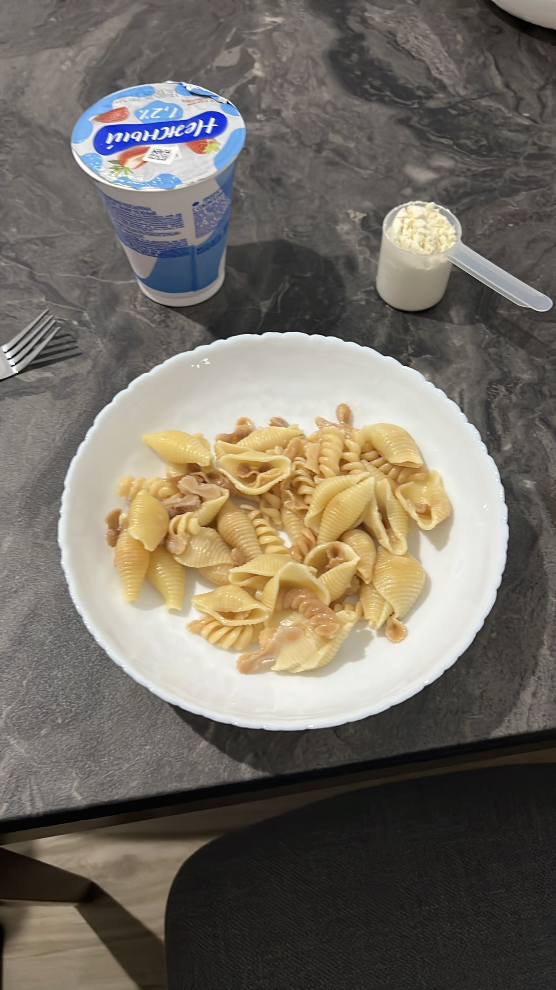 մակարոն, մածուն, պրոտեին