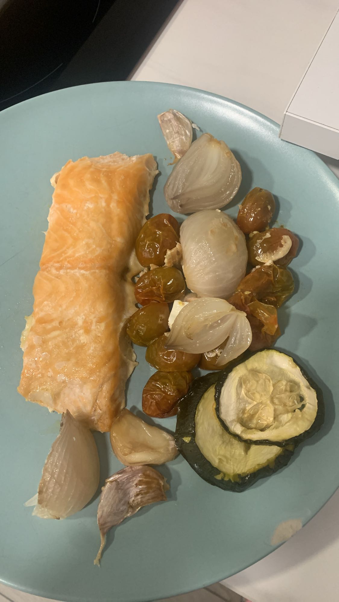 Salmón con verduras asadas