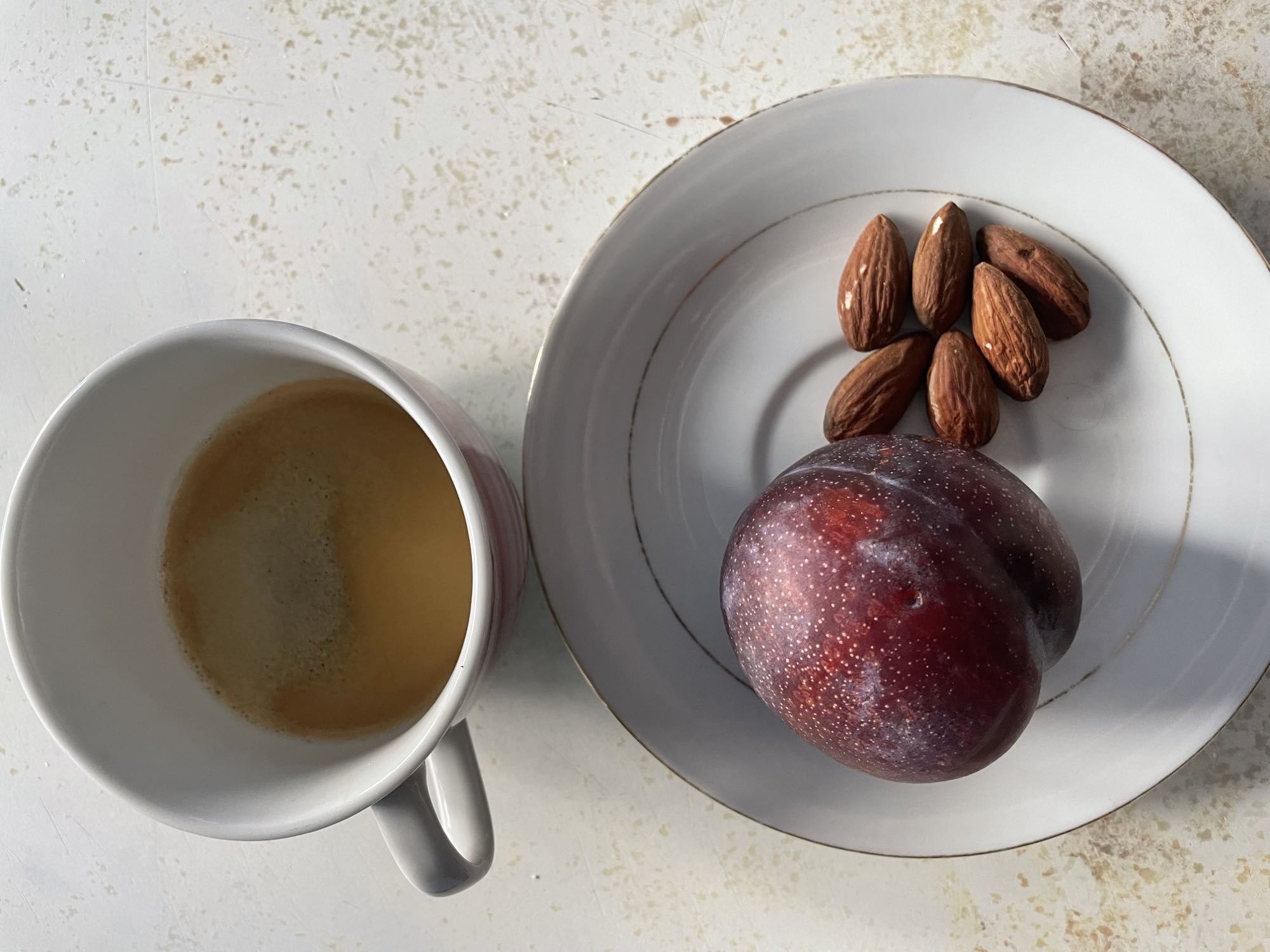 Café, prune et amandes