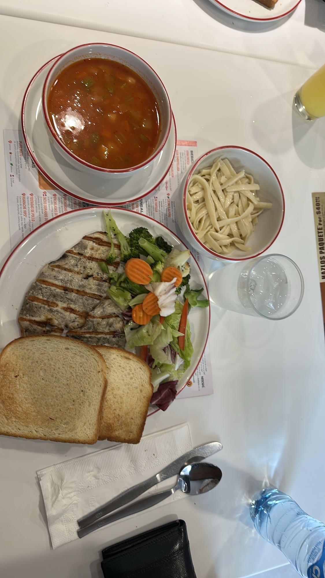 Pechuga con sopa y ensalada