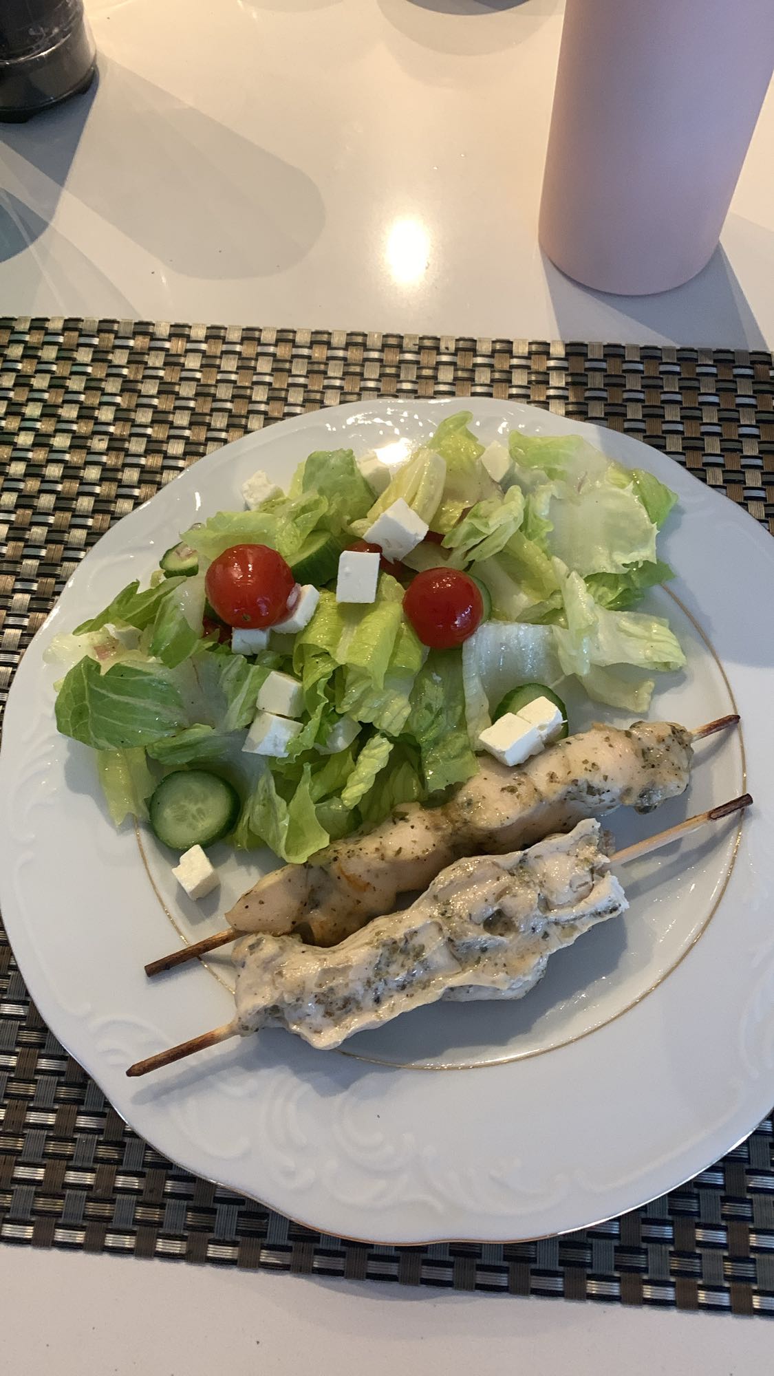 Brochettes de poulet et salade