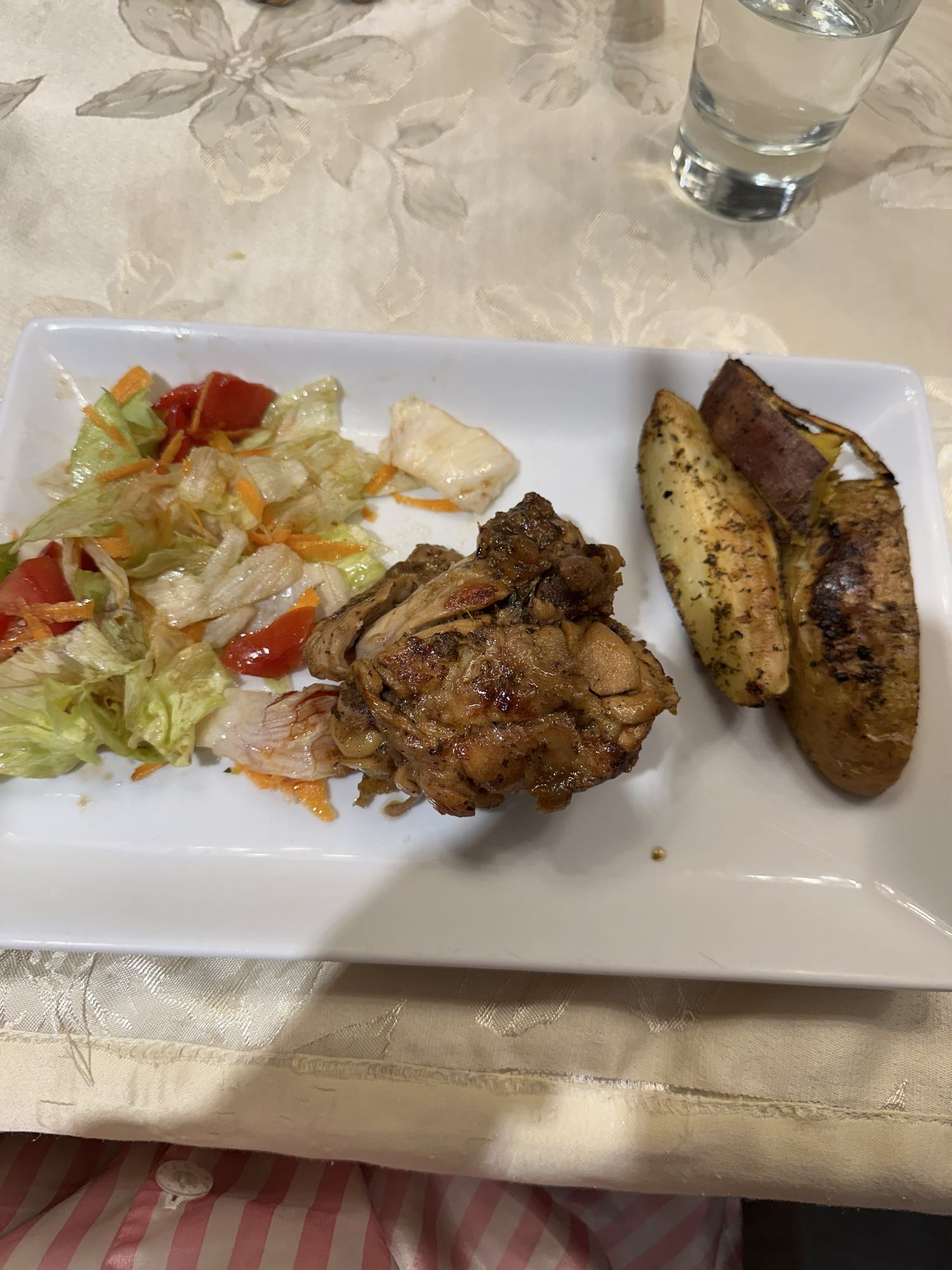 Pollo con papas y ensalada