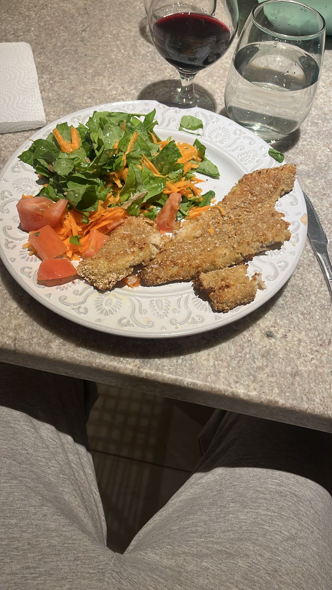 Pescado empanizado con ensalada
