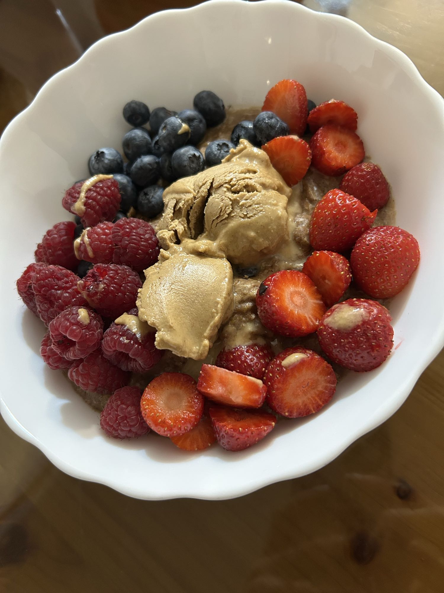 Terci de ovăz cu ouă, fructe de pădure și unt de arahide