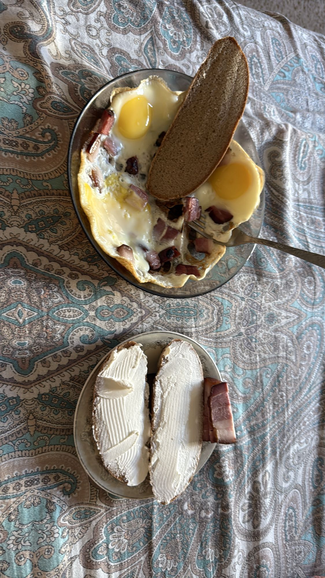 Яичница с хлебом и бутерброд