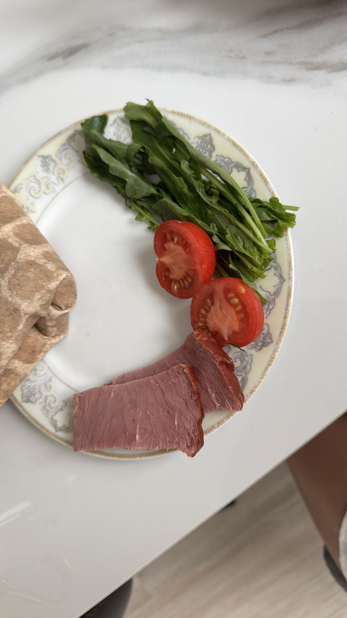 Говядина с помидором и рукколой