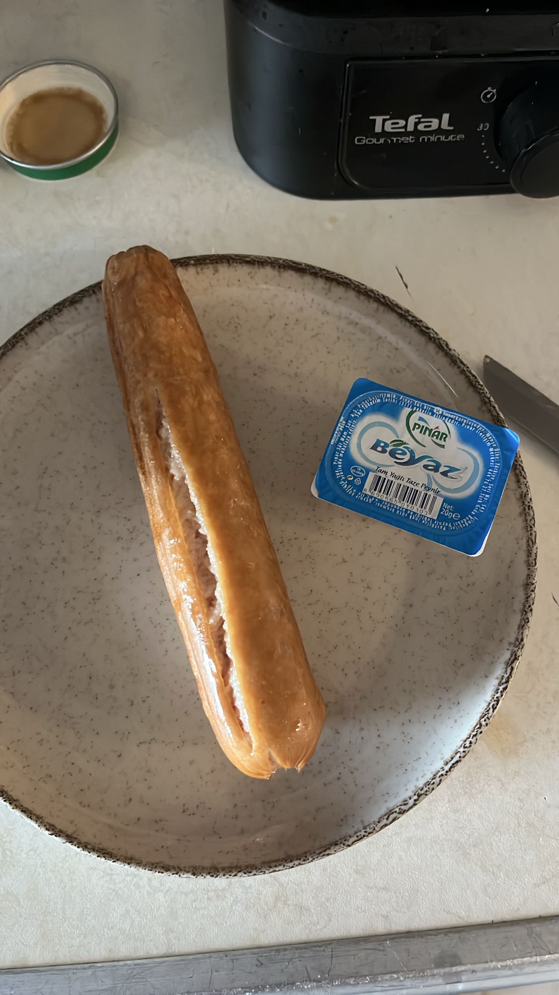 Sosisli ve taze peynirli öğün