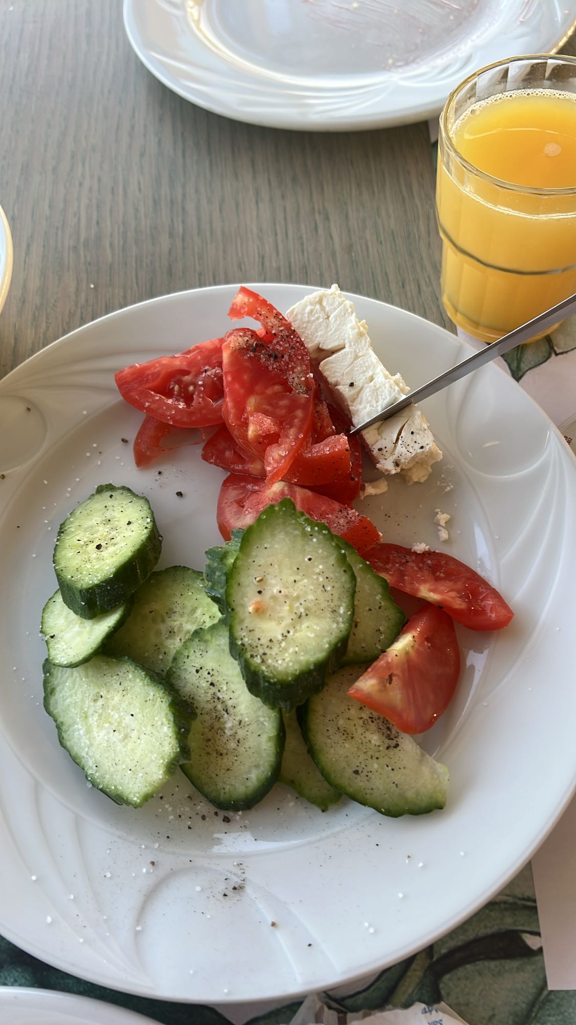 Sałatka z fetą i sokiem