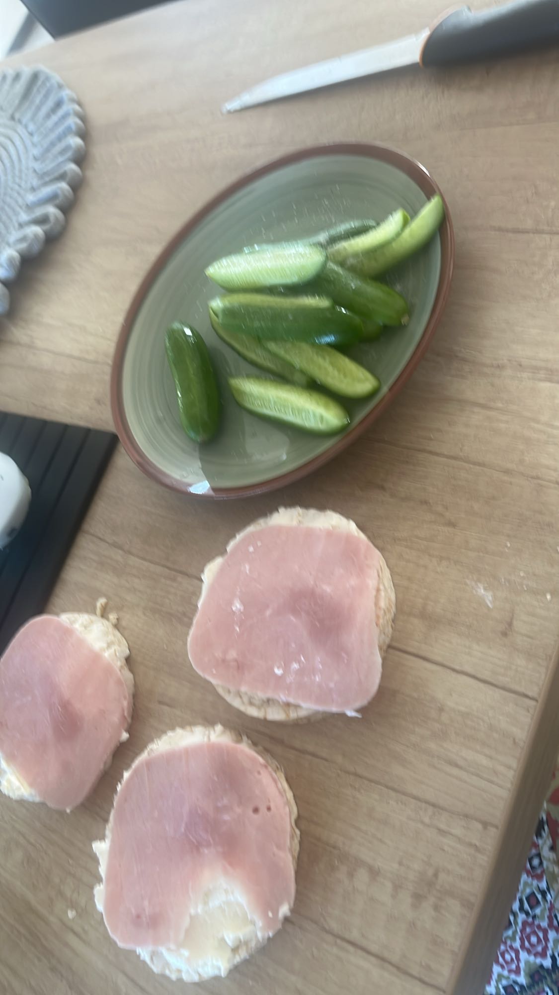 Orez expandat cu șuncă și castraveți