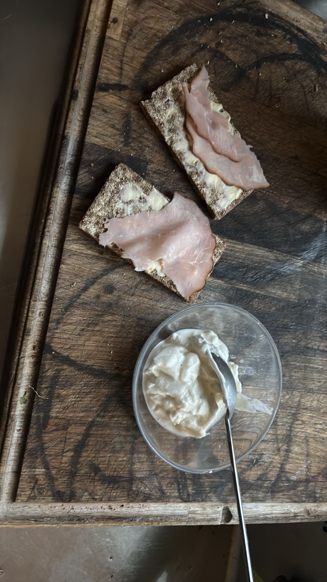 Knäckebröd med skinka