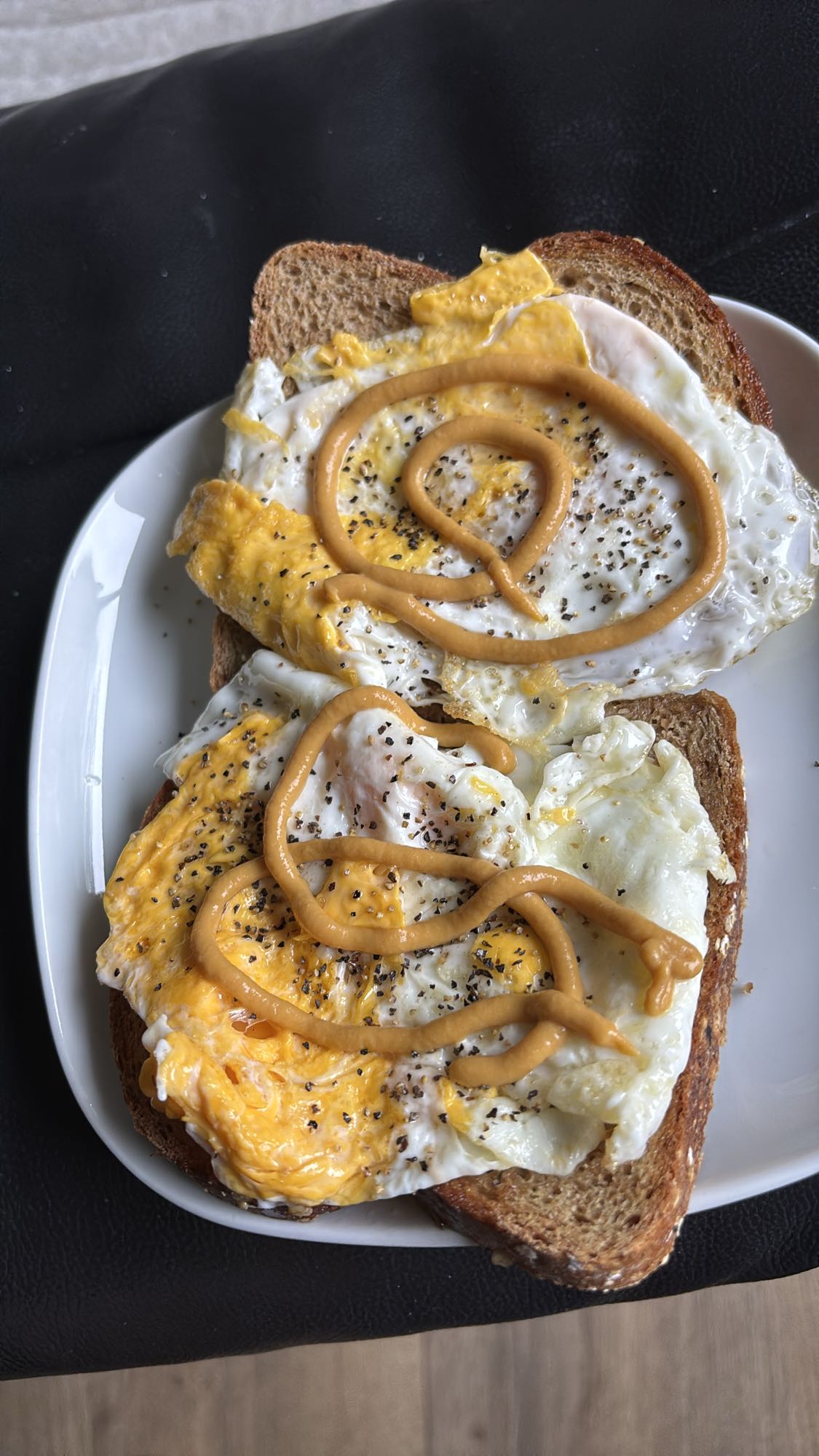 Eggs på grovbrød med sennep