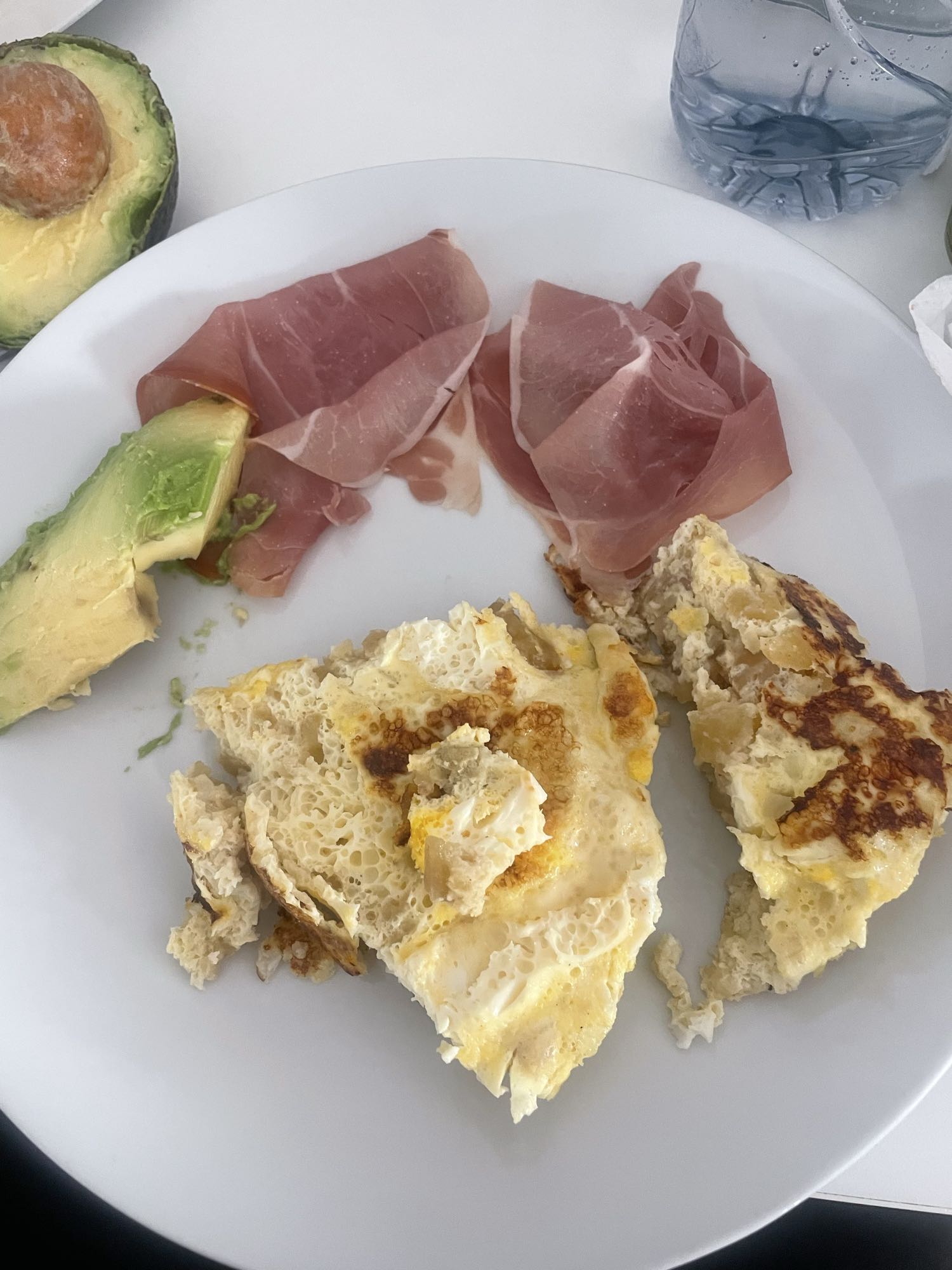 Desayuno con jamón y huevo