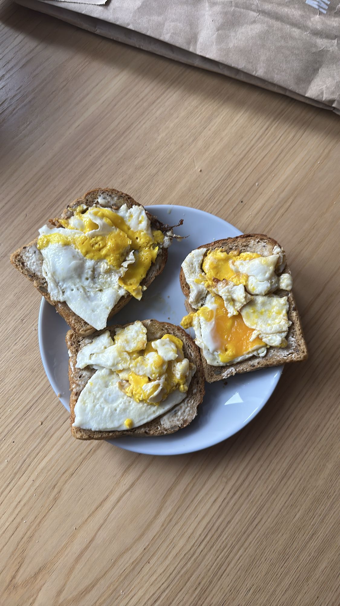 Jajka sadzone na chlebie