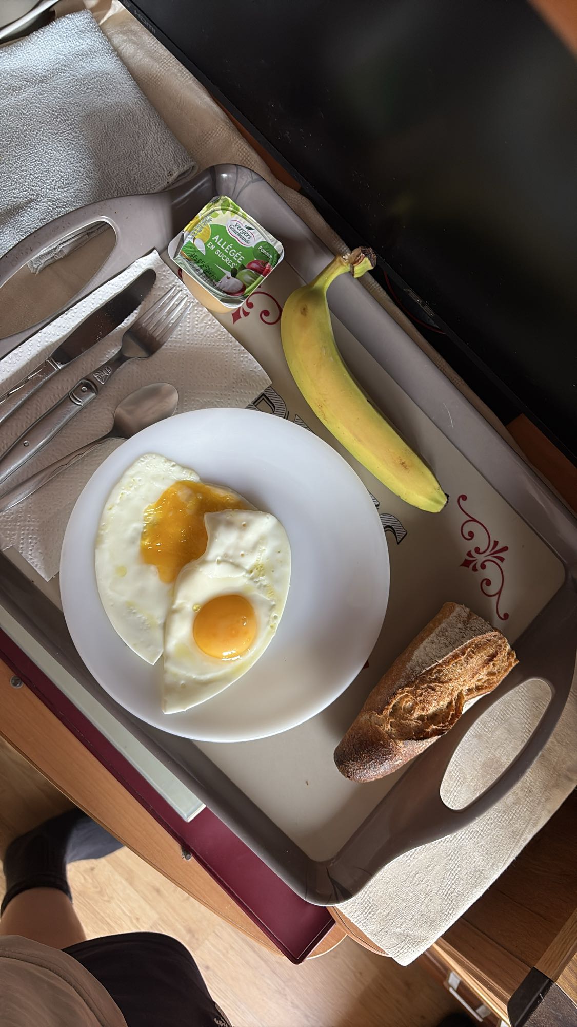 Petit déjeuner œufs et fruits