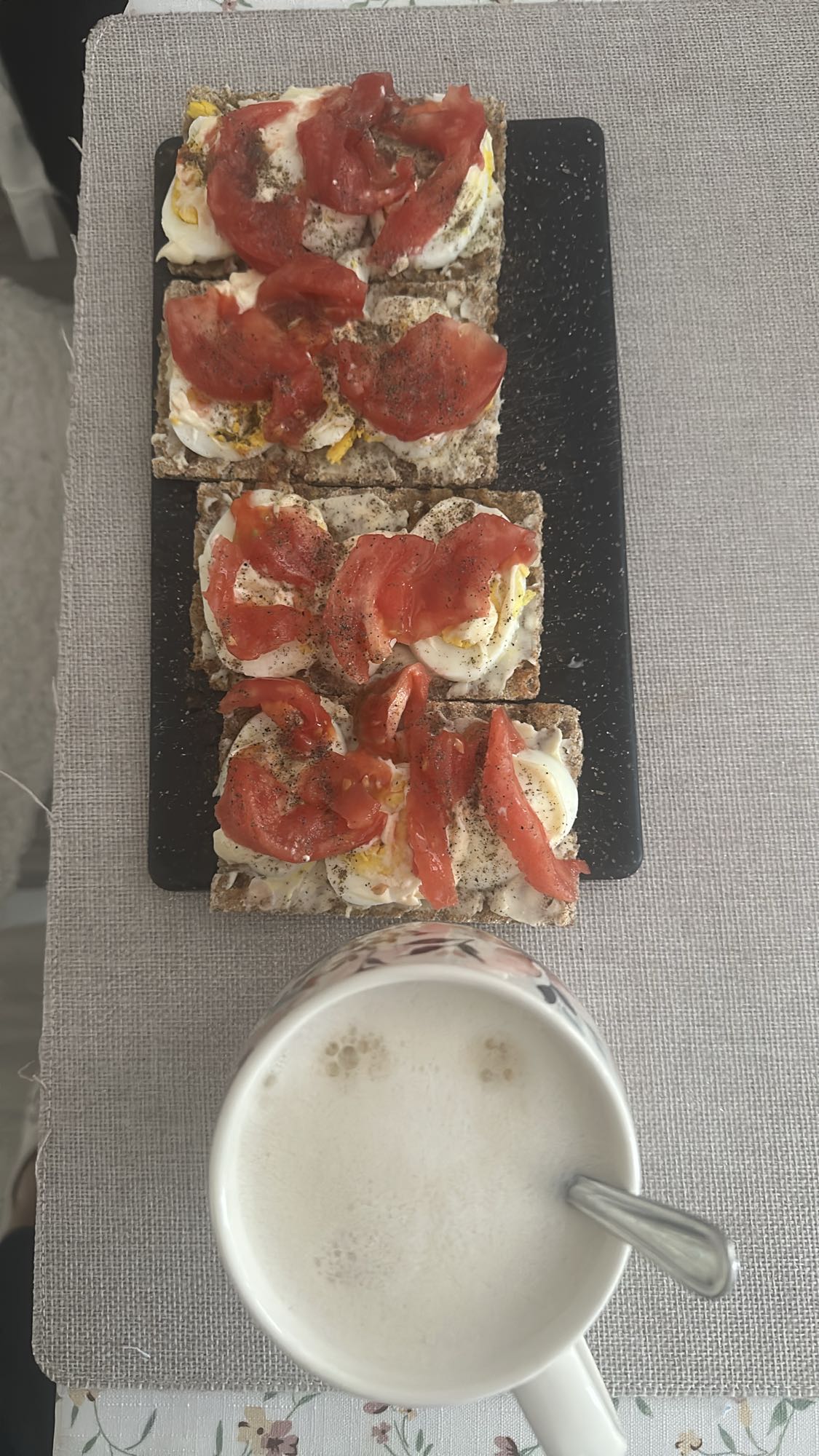 Kanapki z jajkiem i kawą