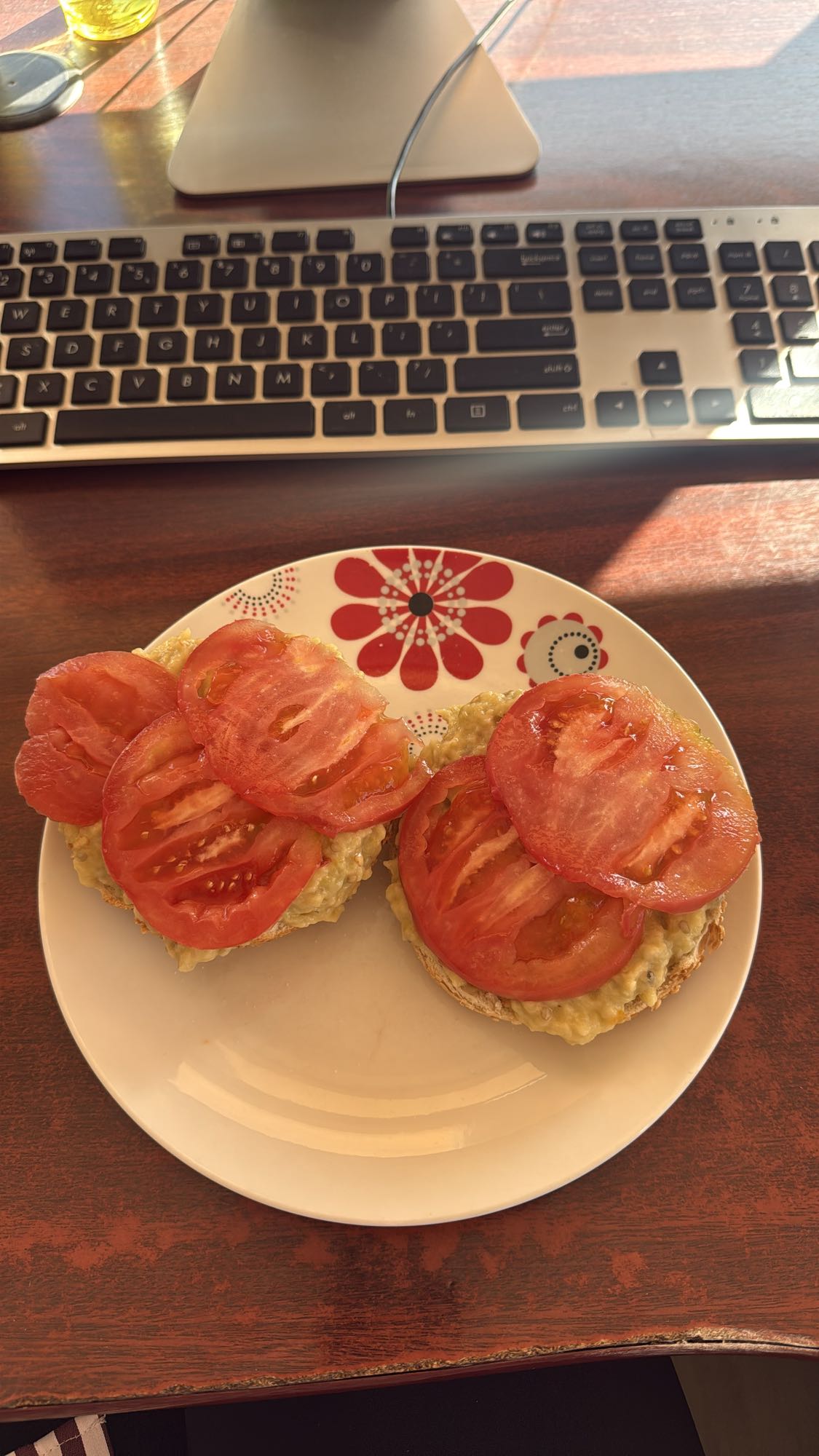 Sandviș cu avocado și roșii