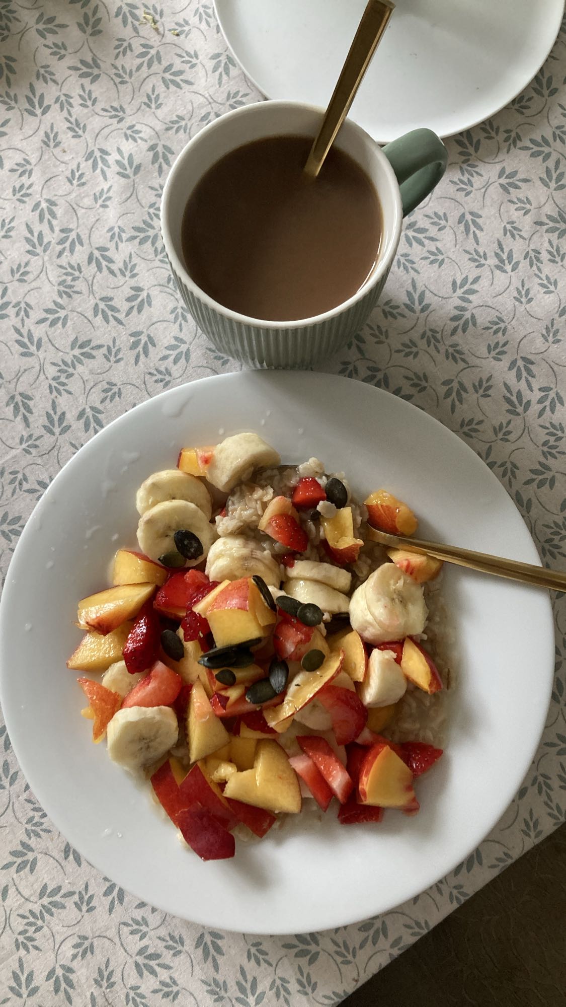 Fruit oatmeal with cocoa drink