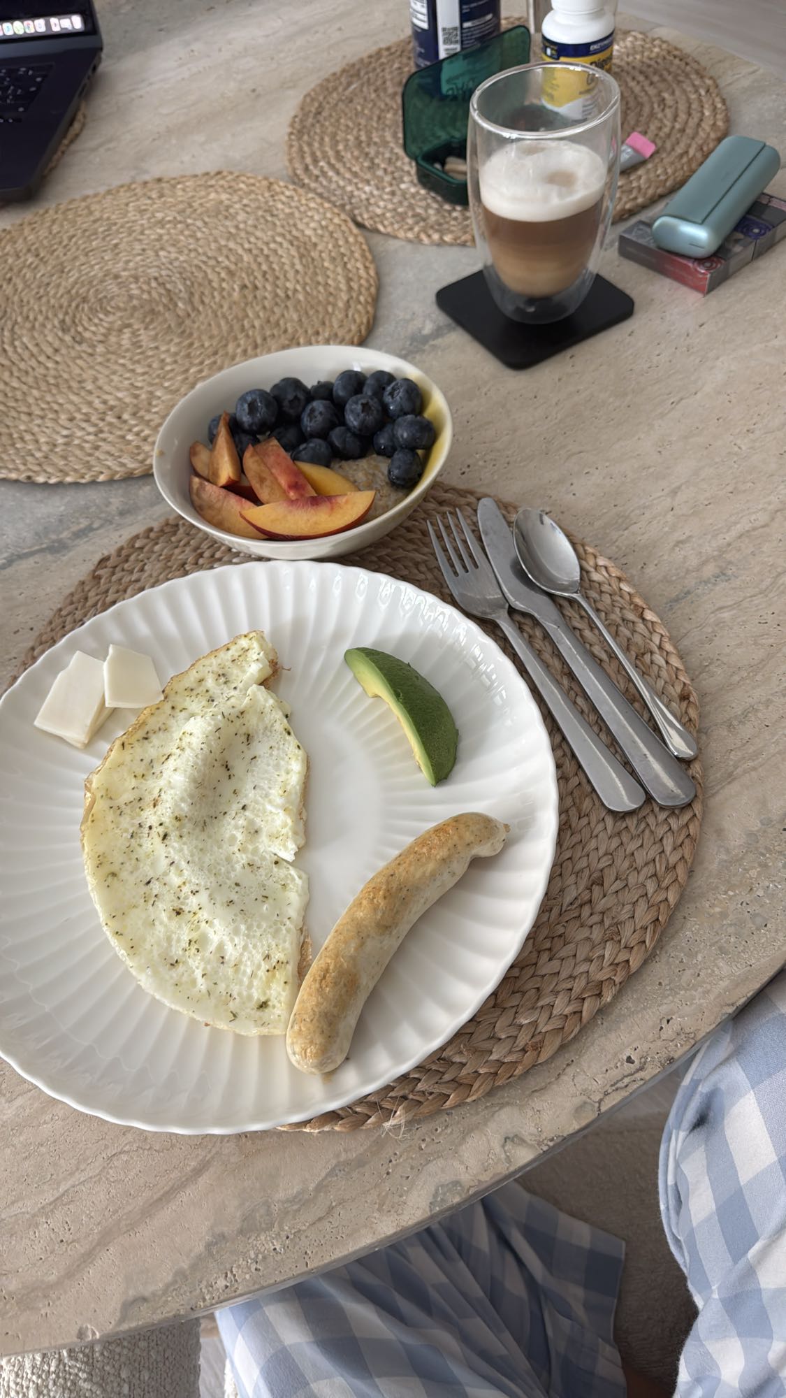 Завтрак с яйцом и фруктами