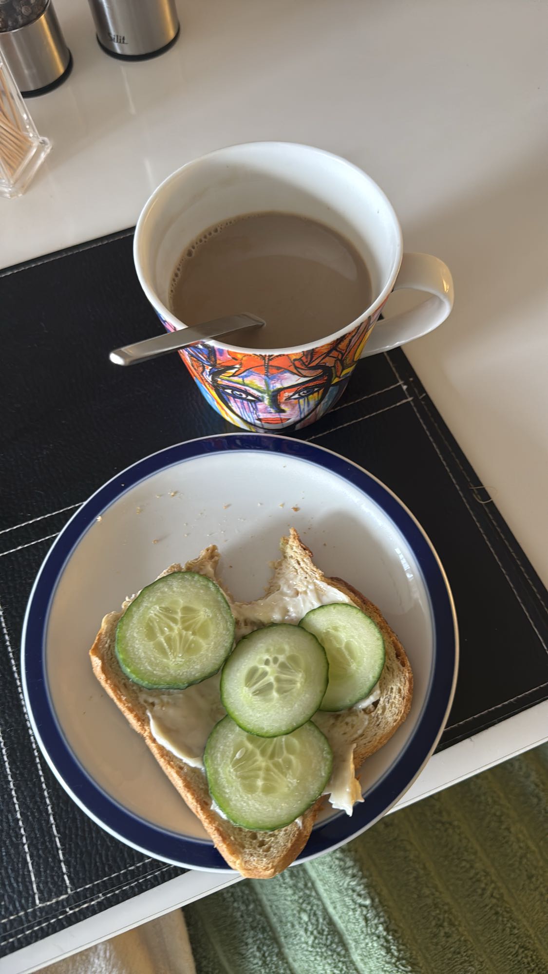 Kaffe och gurksmörgås