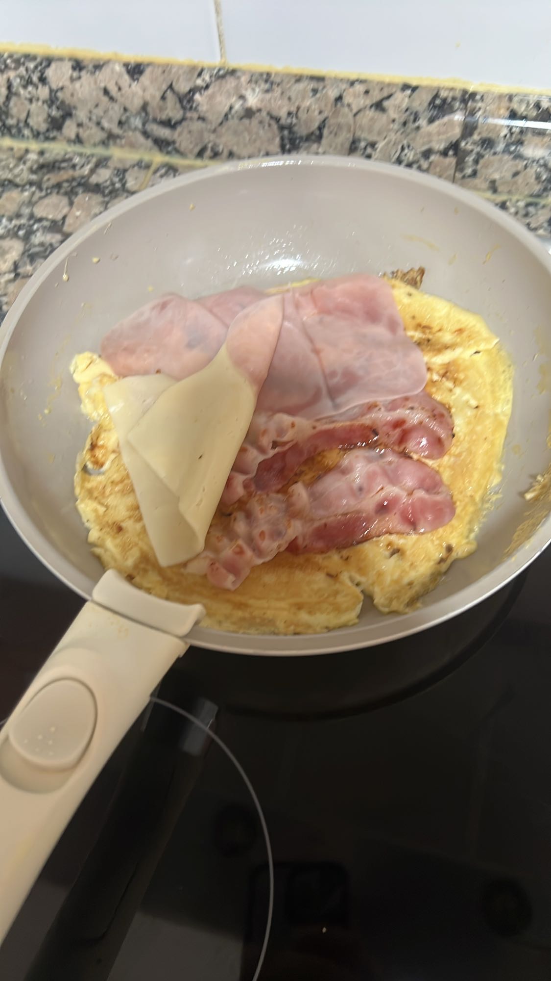 Tortilla con jamón y queso