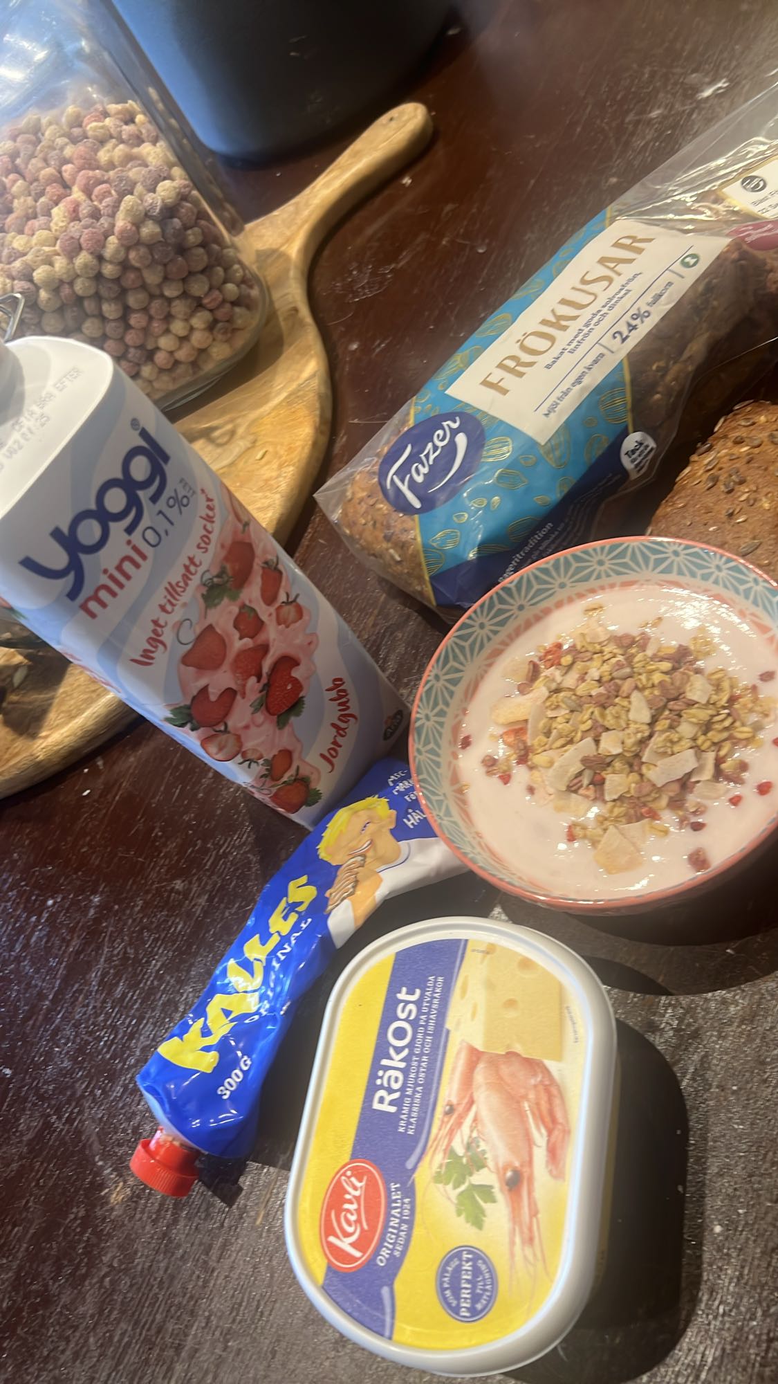 Frukost med yoghurt & bröd