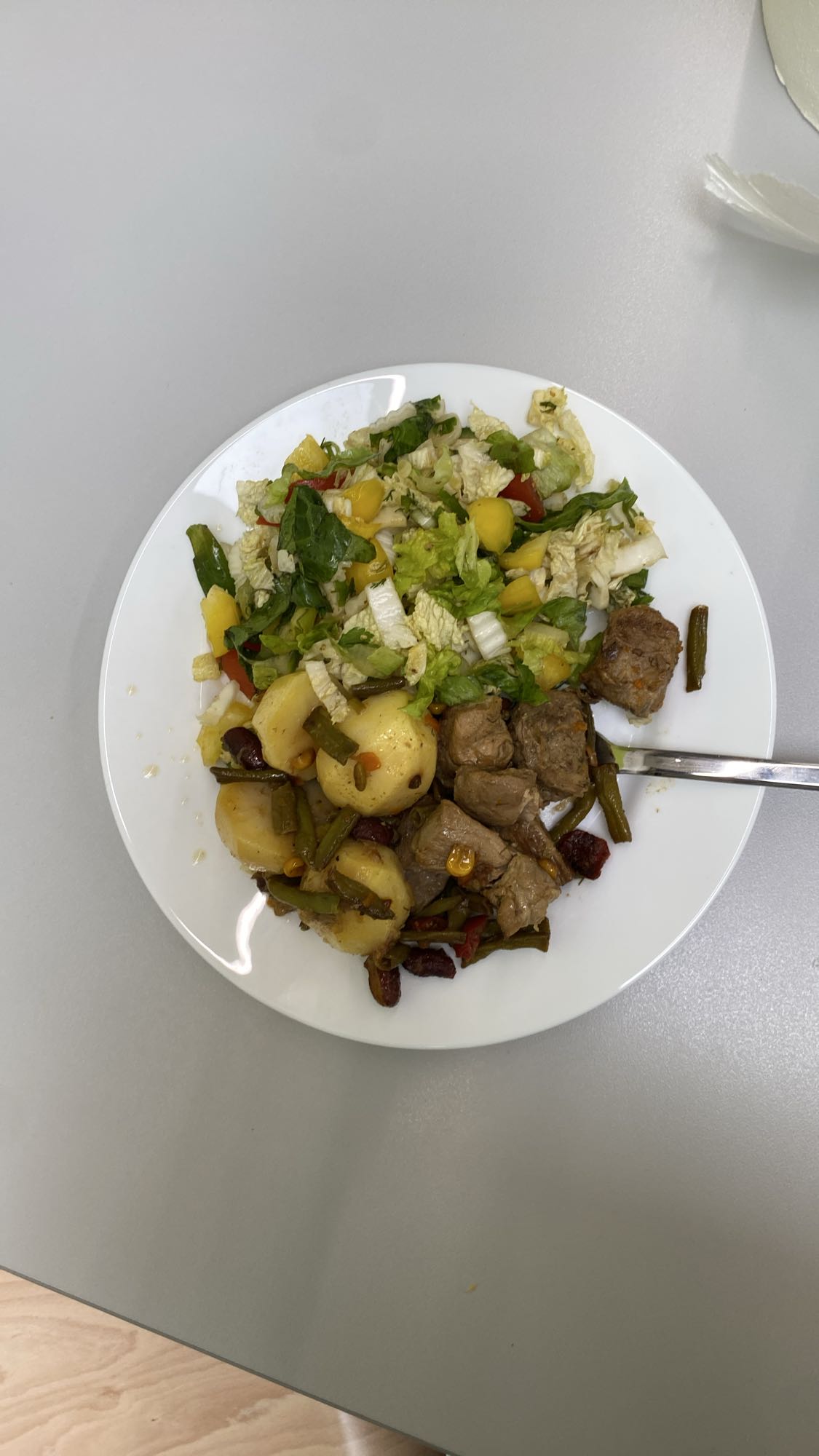 говядина с овощами и салатом