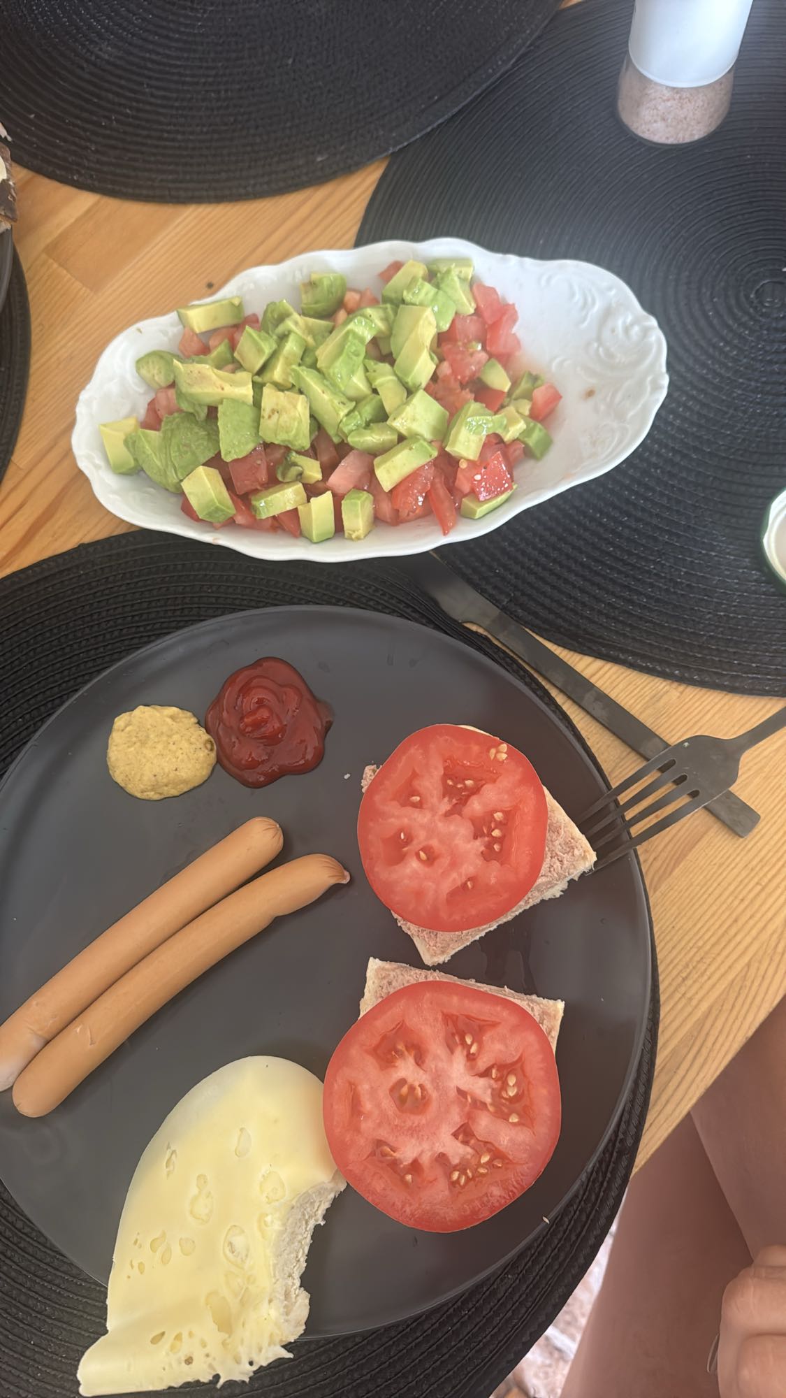 Śniadanie z parówkami i sałatką