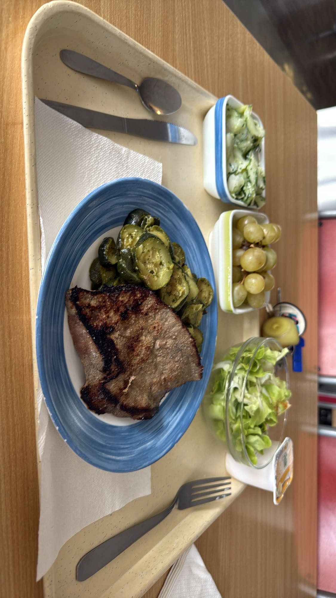 Déjeuner viande et légumes