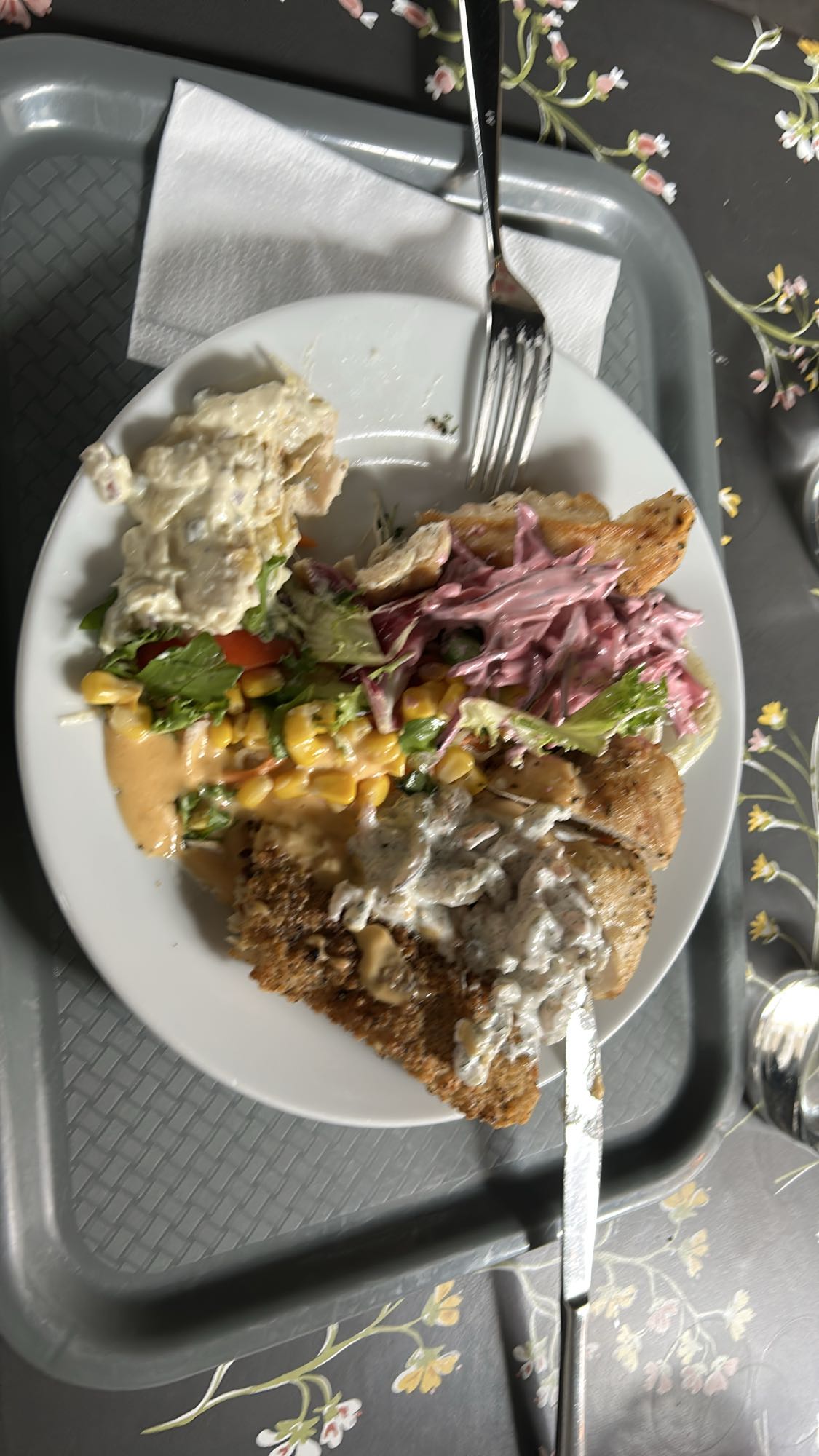 Schnitzel med sallad och potatis