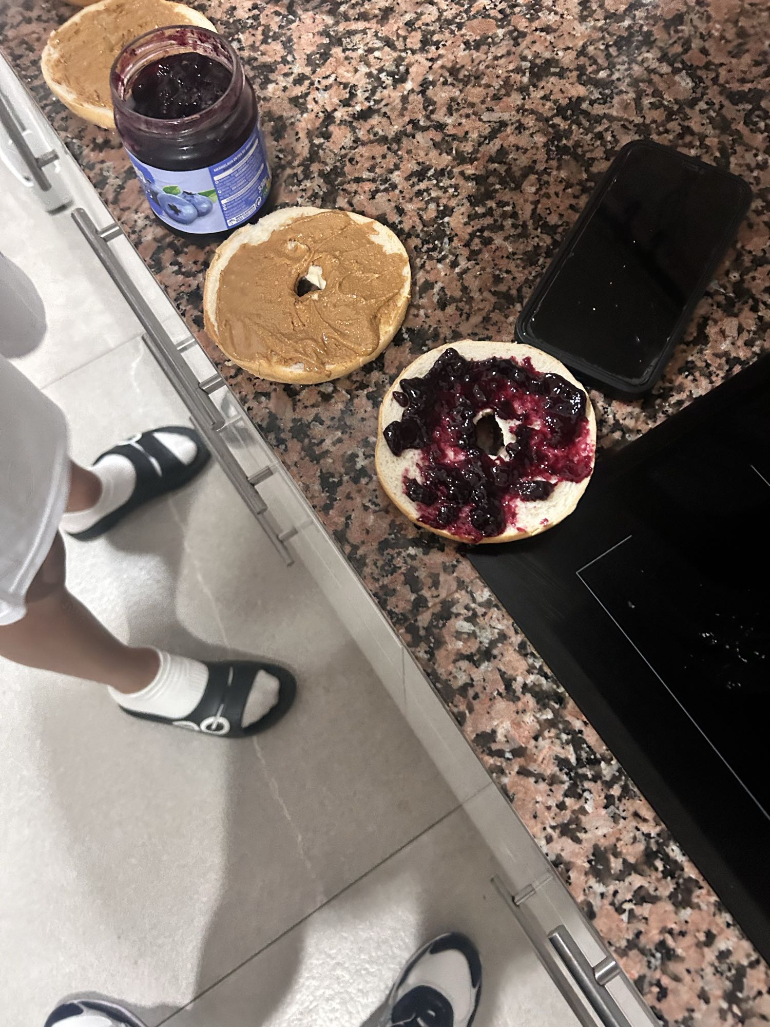 Bagel con crema de cacahuate y mermelada