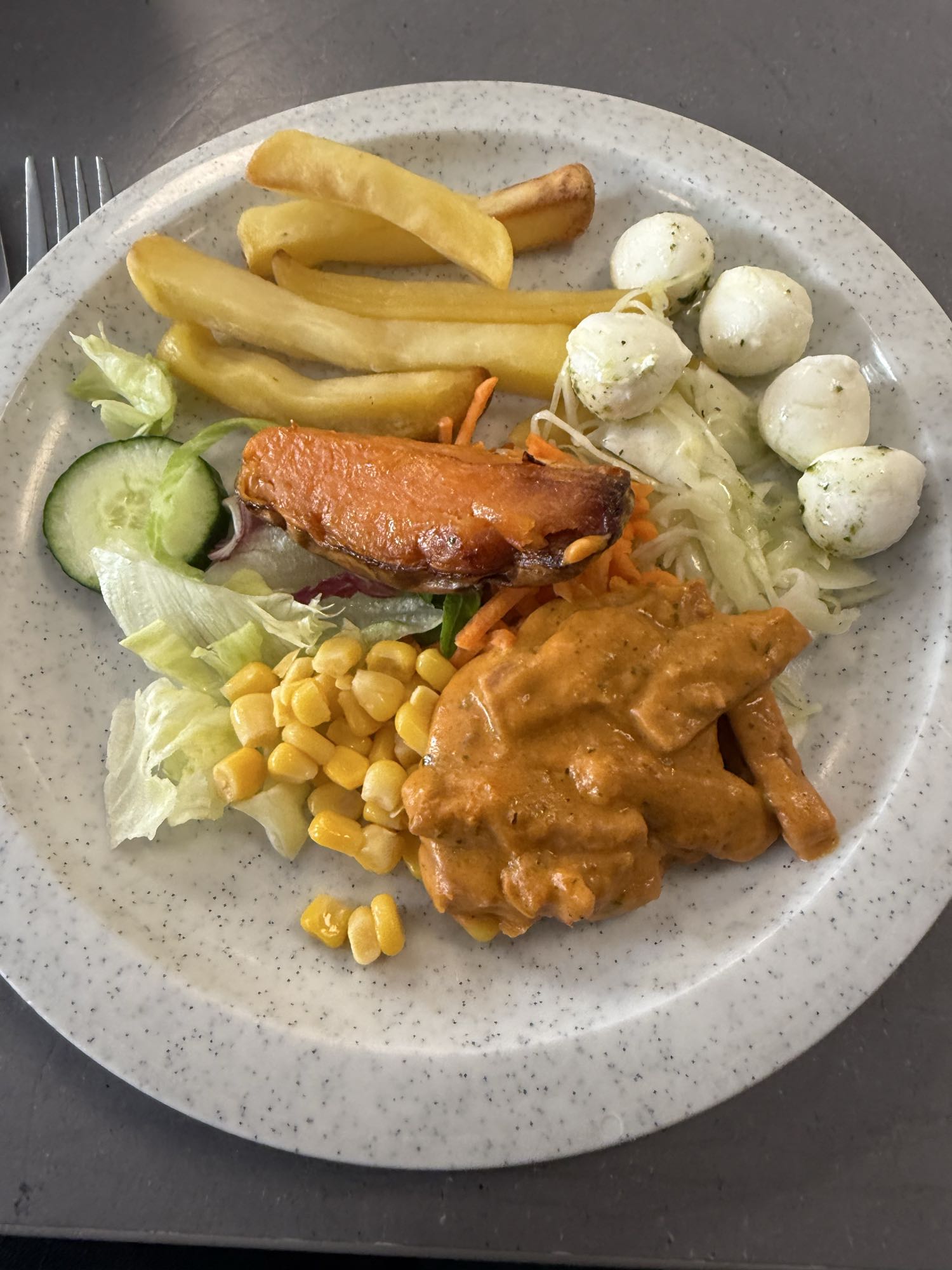 Kyckling med pommes & sallad