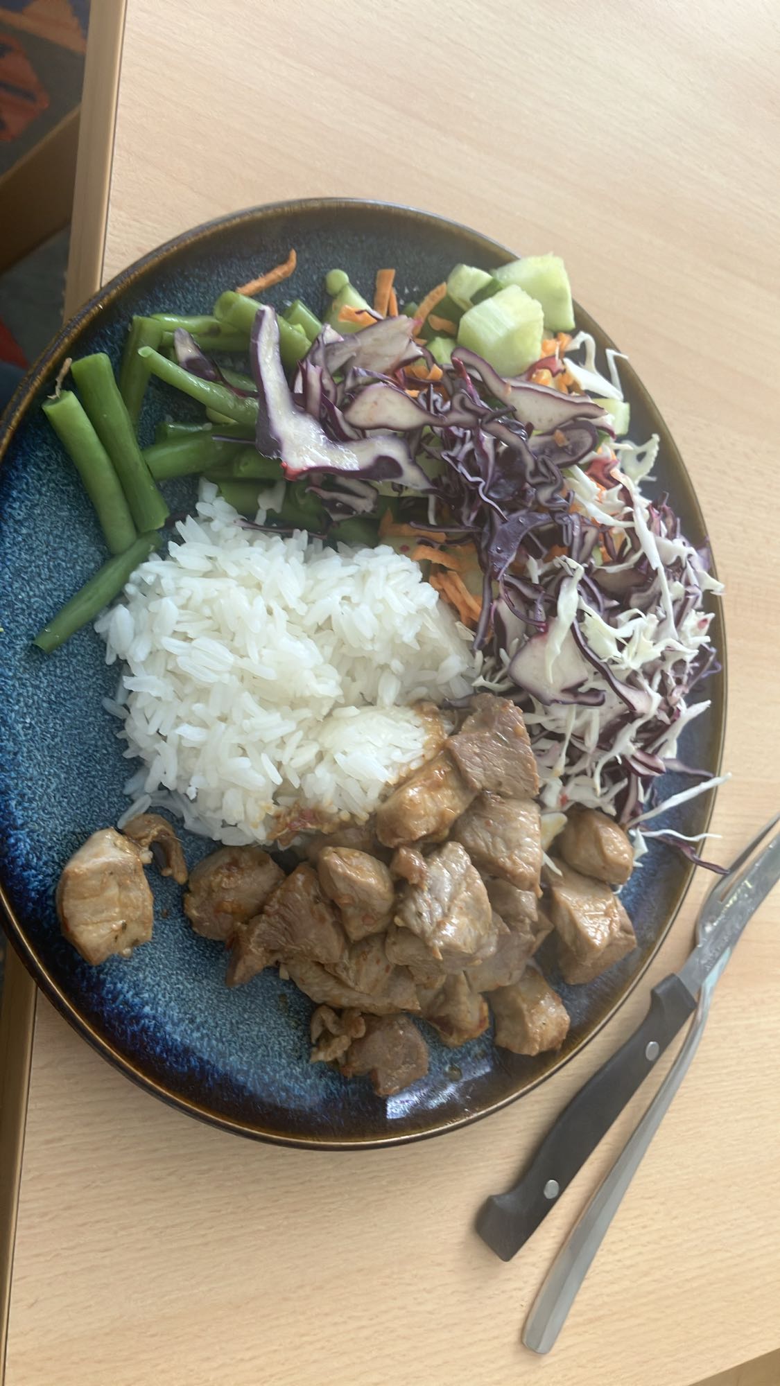 Arroz, carne e salada