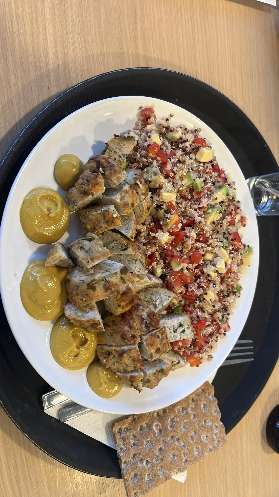 Κοτομπουκιές με κινόα σαλάτα