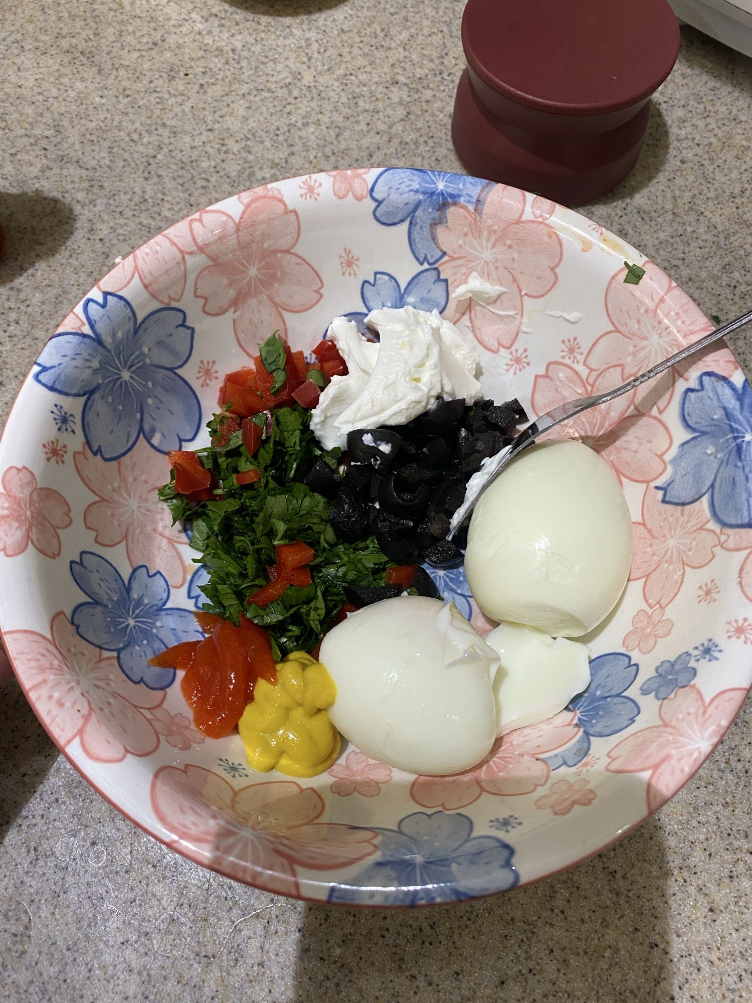 سلطة بيض مسلوق وخضار