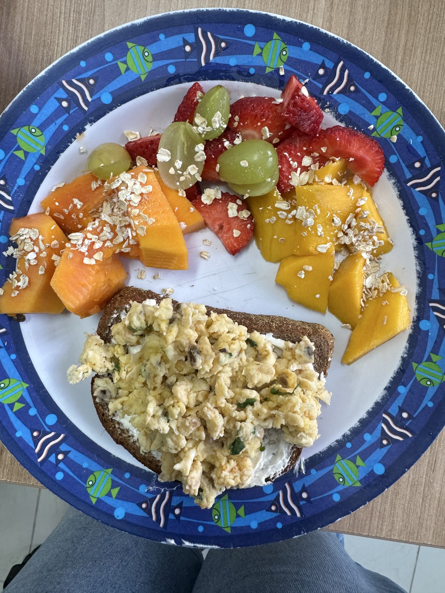 Torrada com ovos e frutas