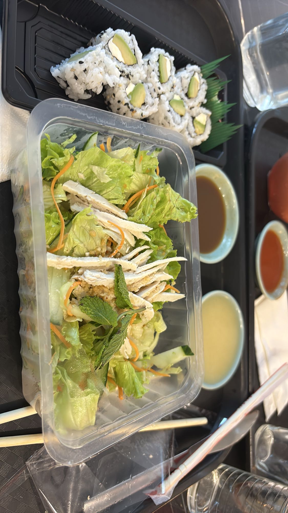 Salade poulet & maki avocat