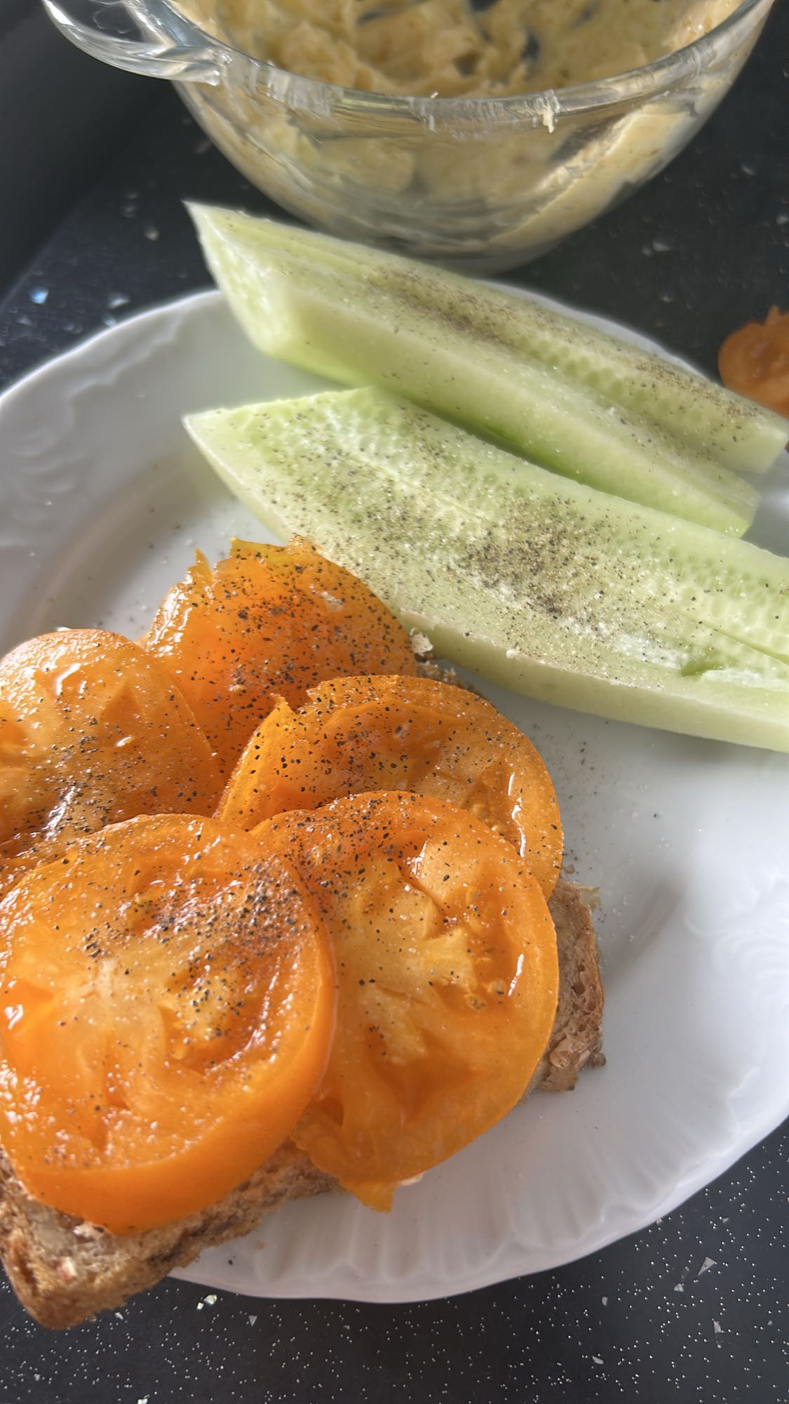 Kanapka z pomidorem i ogórkiem