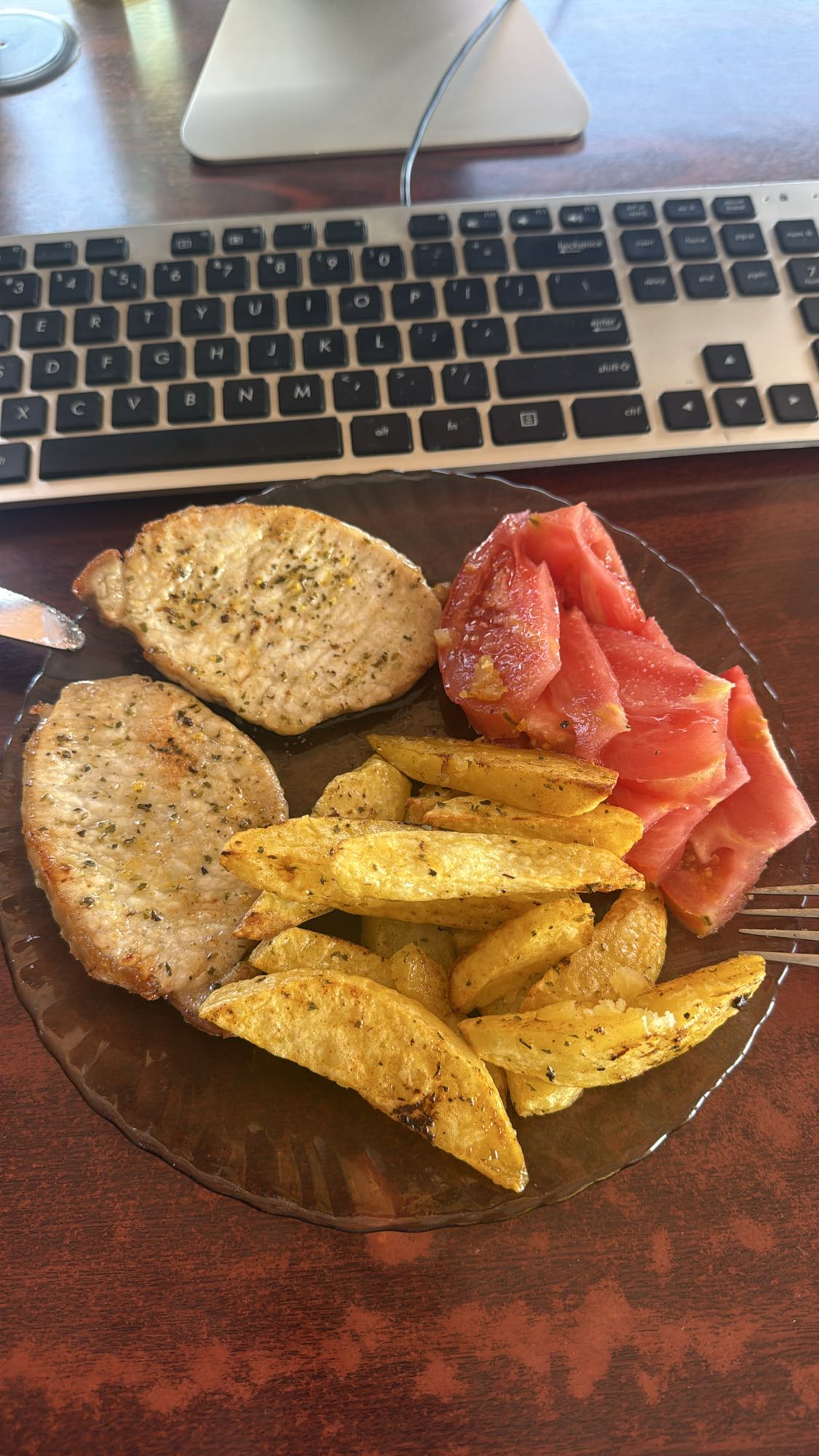 Cotlet porc, cartofi, roșii