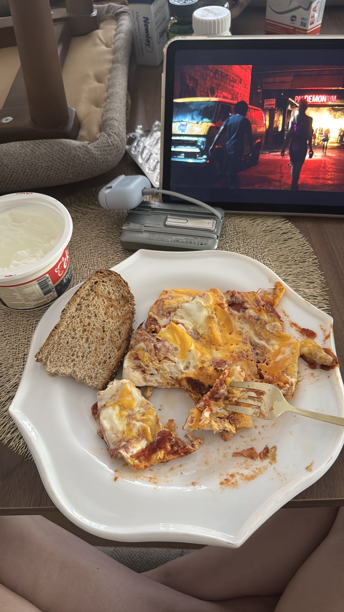 яичница с хлебом и йогуртом