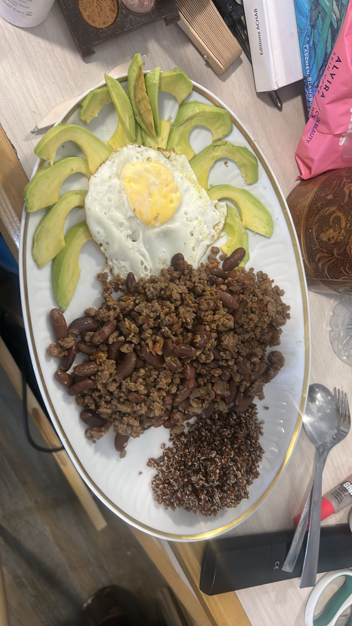 Assiette bœuf avocat œuf quinoa
