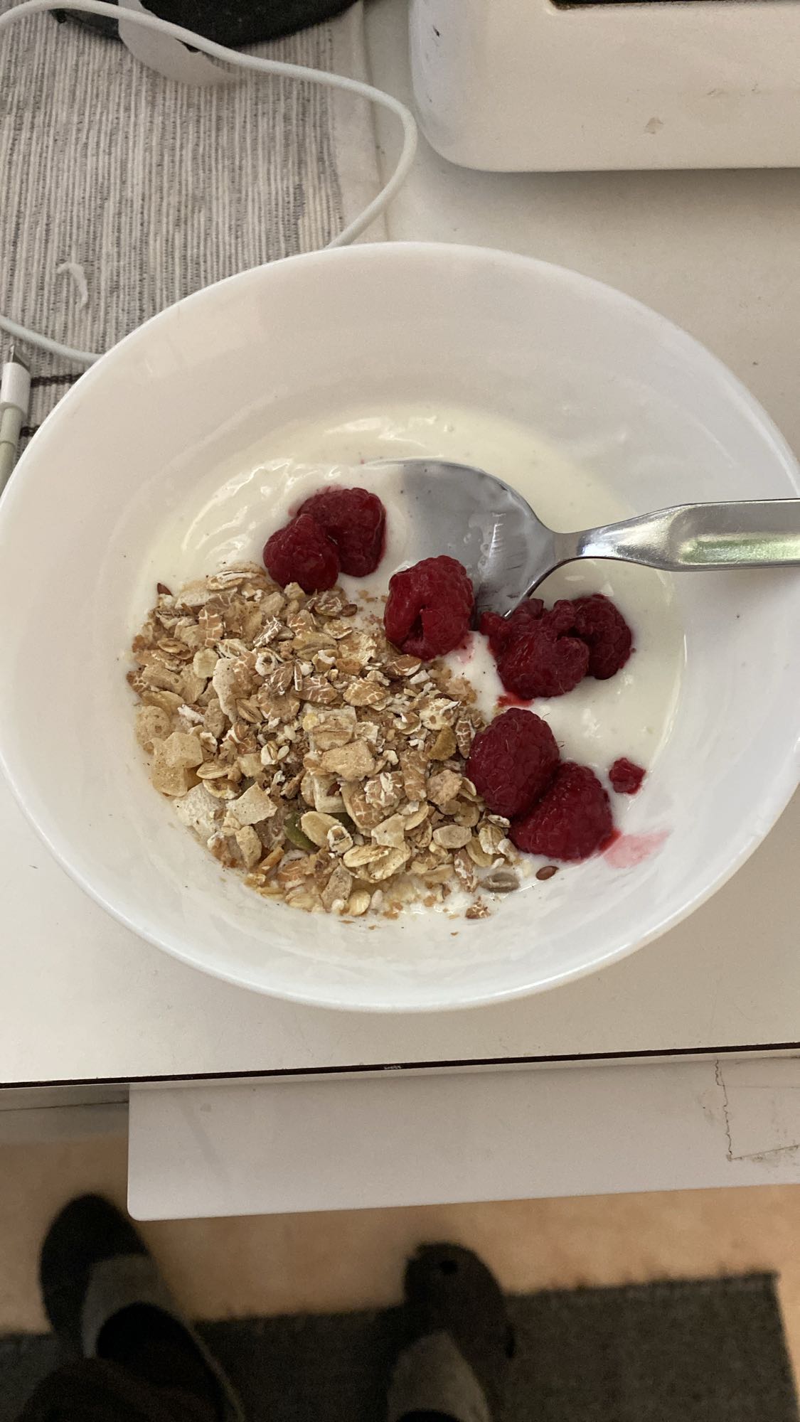 Kvarg med müsli och hallon