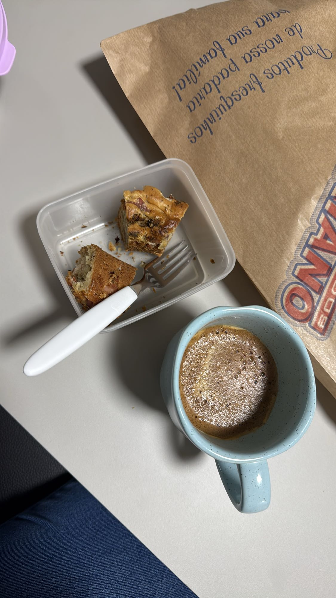 Bolo caseiro e café