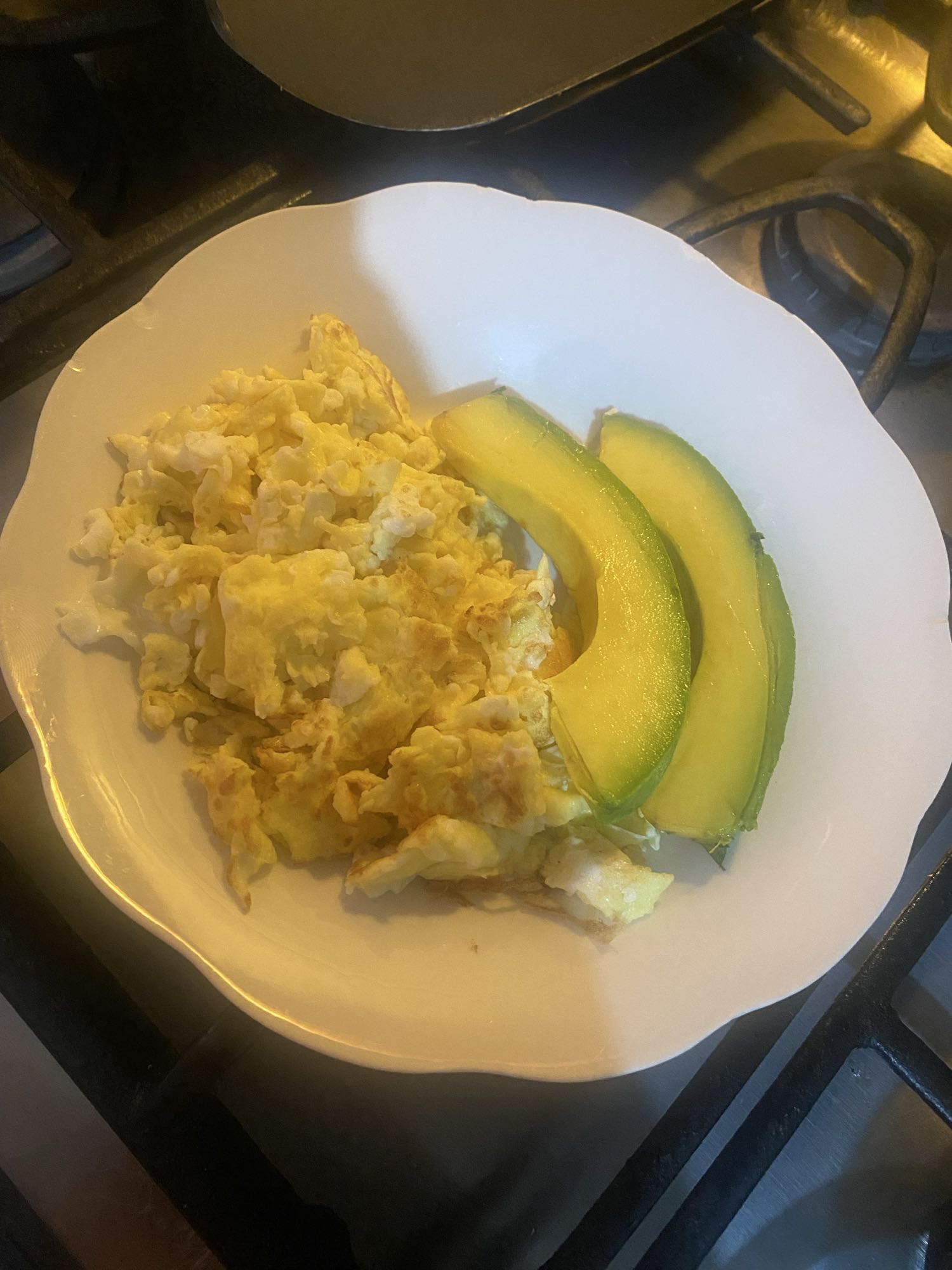 Huevos revueltos con aguacate