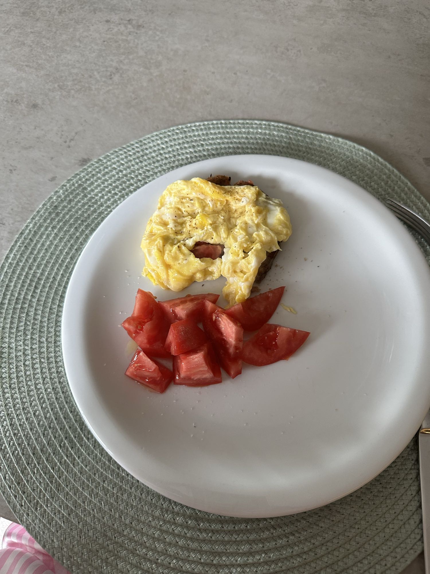 Tostada con huevo y tomate