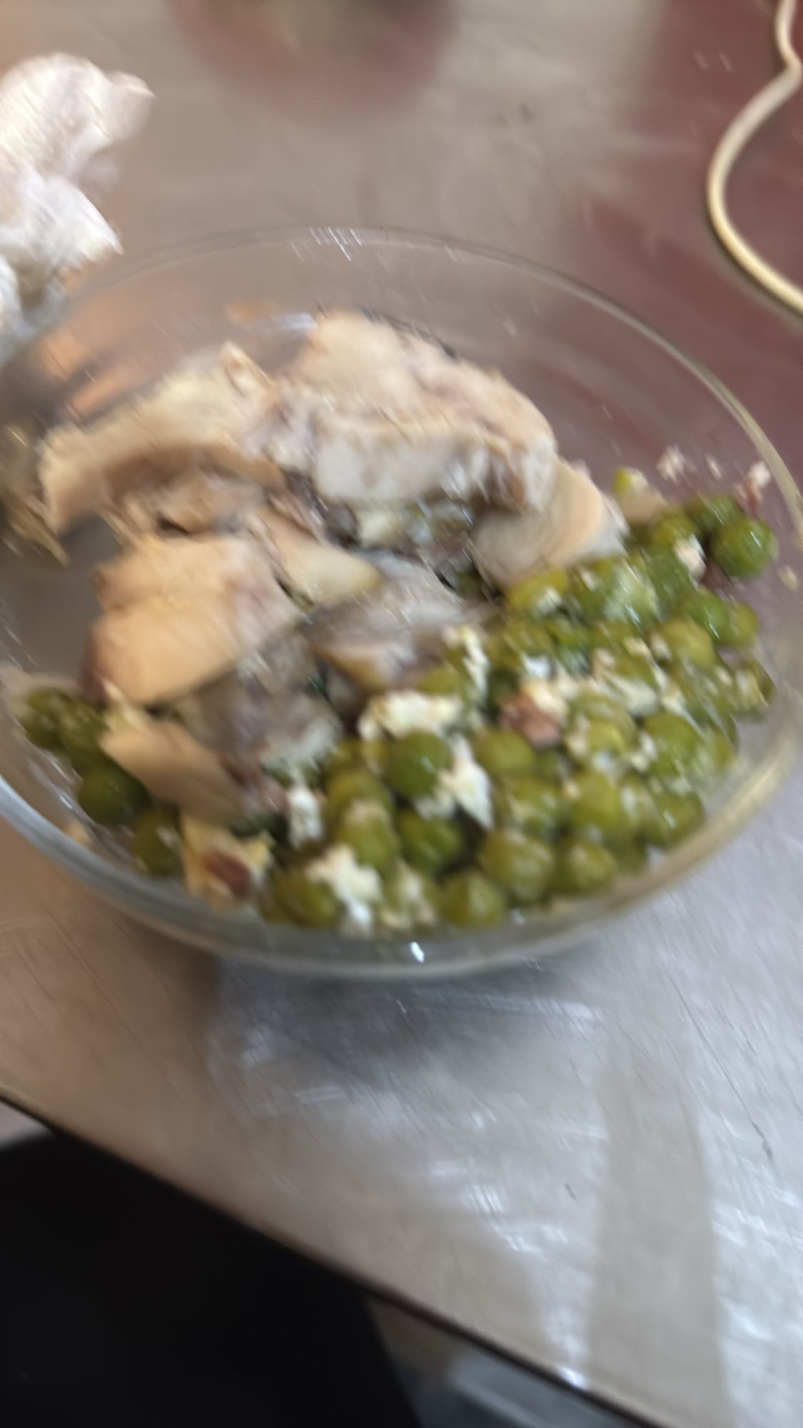 Pez espada con guisantes