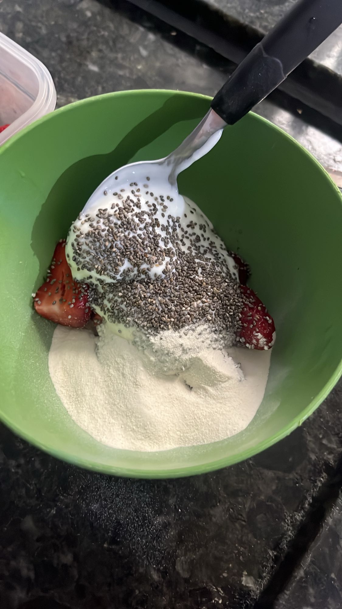 Iogurte com chia e morango