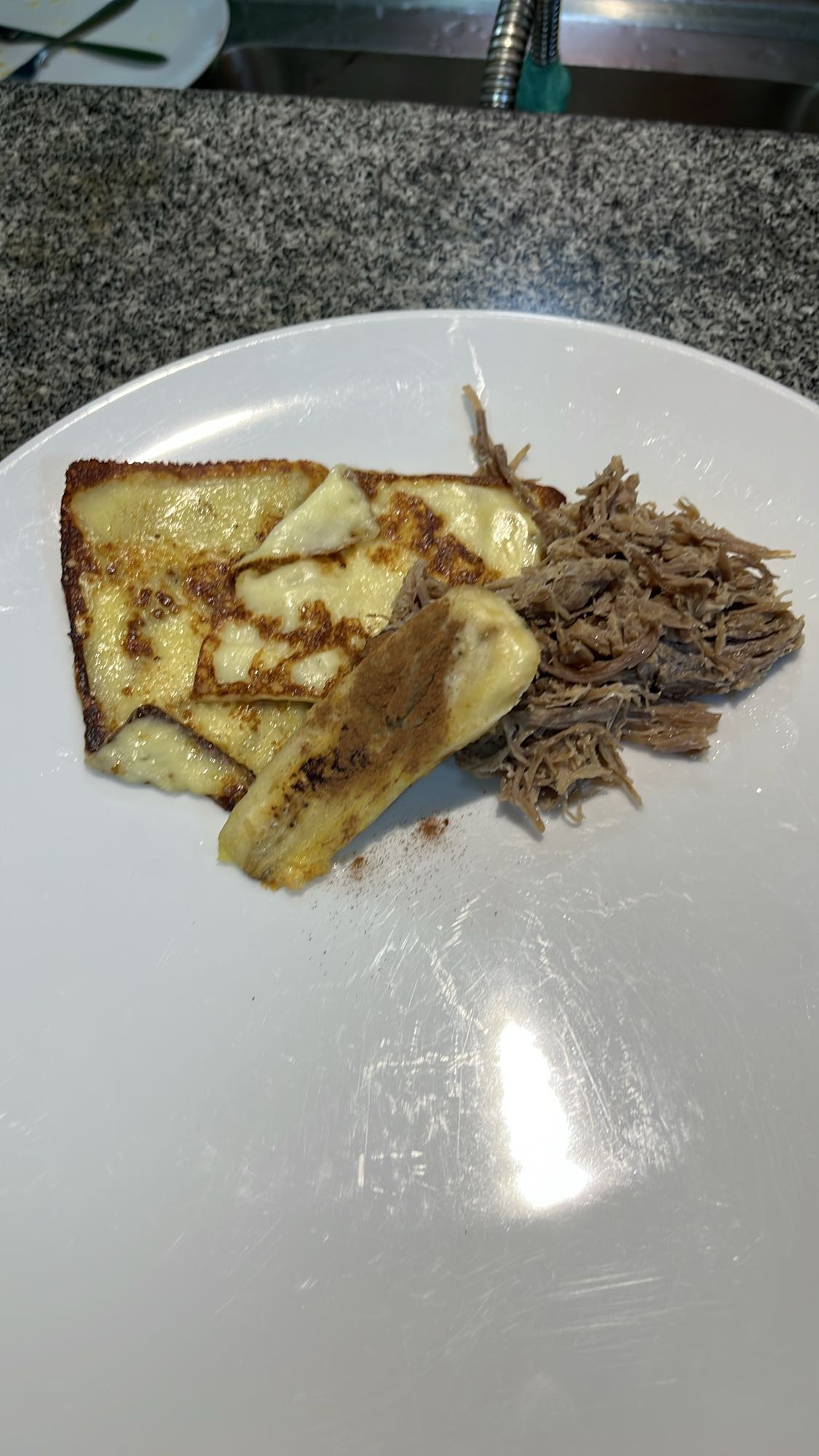 Queijo grelhado, carne e banana