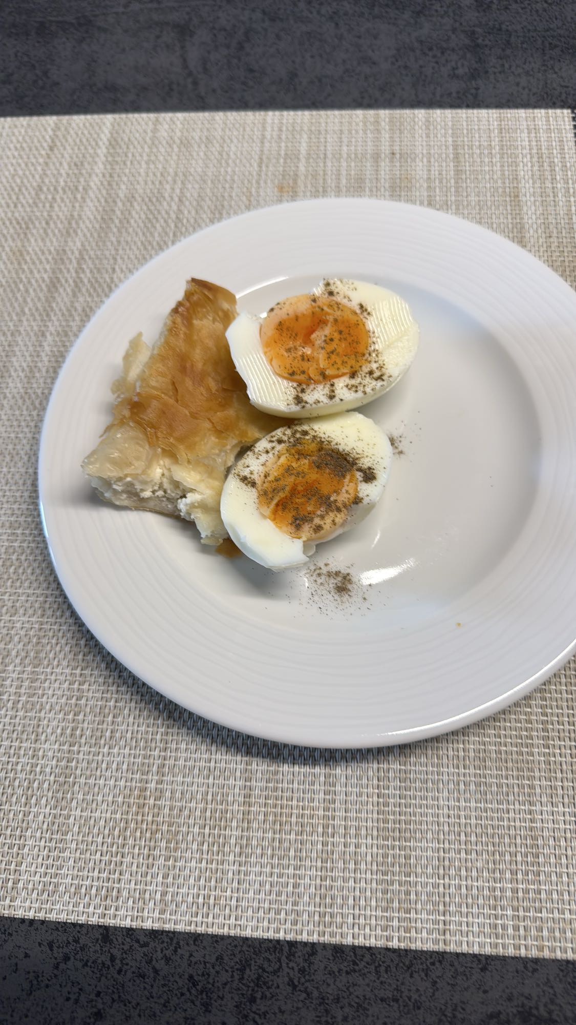 Haşlanmış Yumurta ve Börek